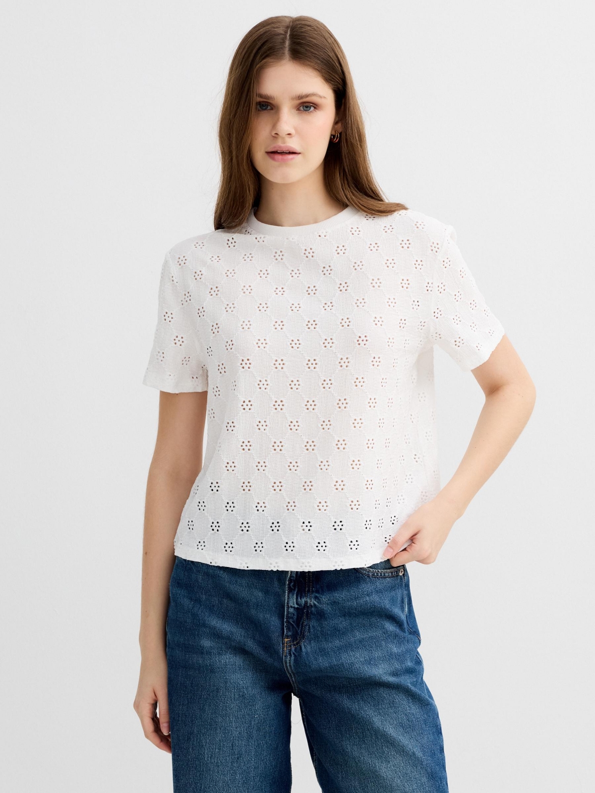 Camiseta calada bordado suizo blanco vista media frontal