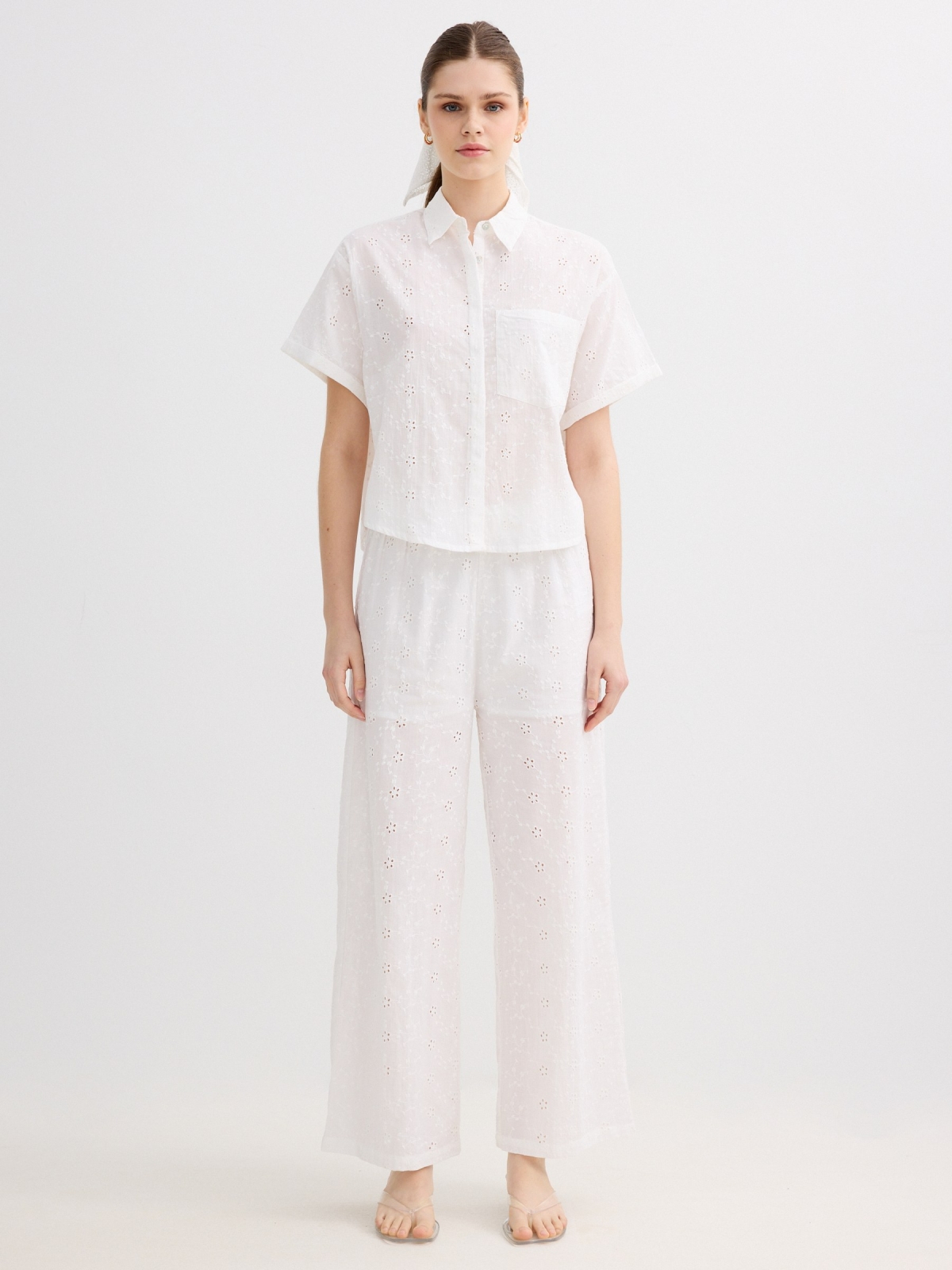 Calça bordada suíça wide leg branco vista geral frontal