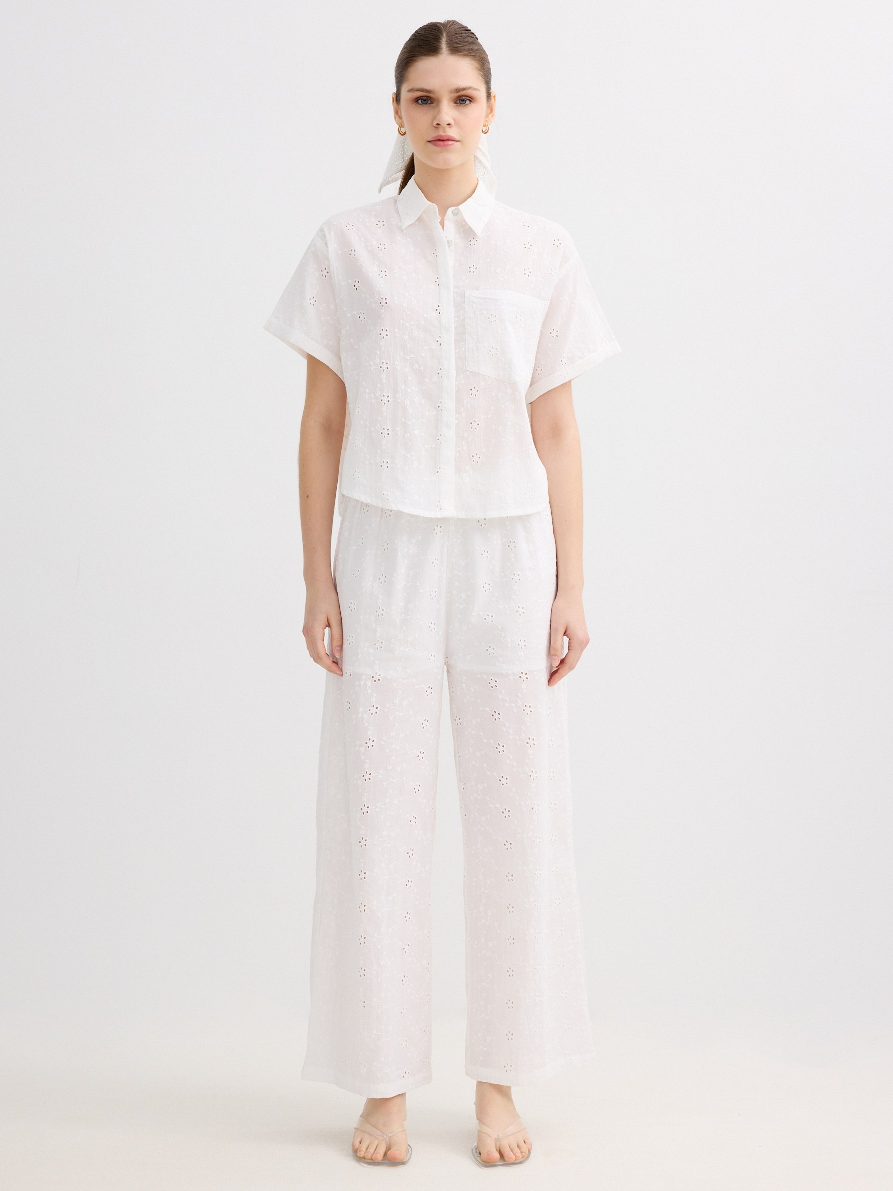 Pantalón bordado suizo wide leg blanco vista general frontal