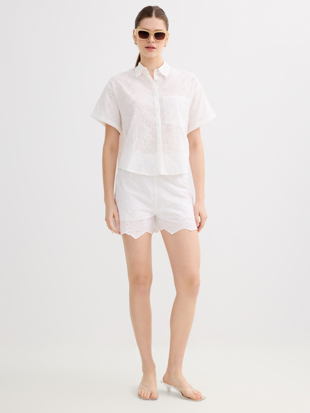 Shorts bordado suizo tiro alto blanco vista media frontal