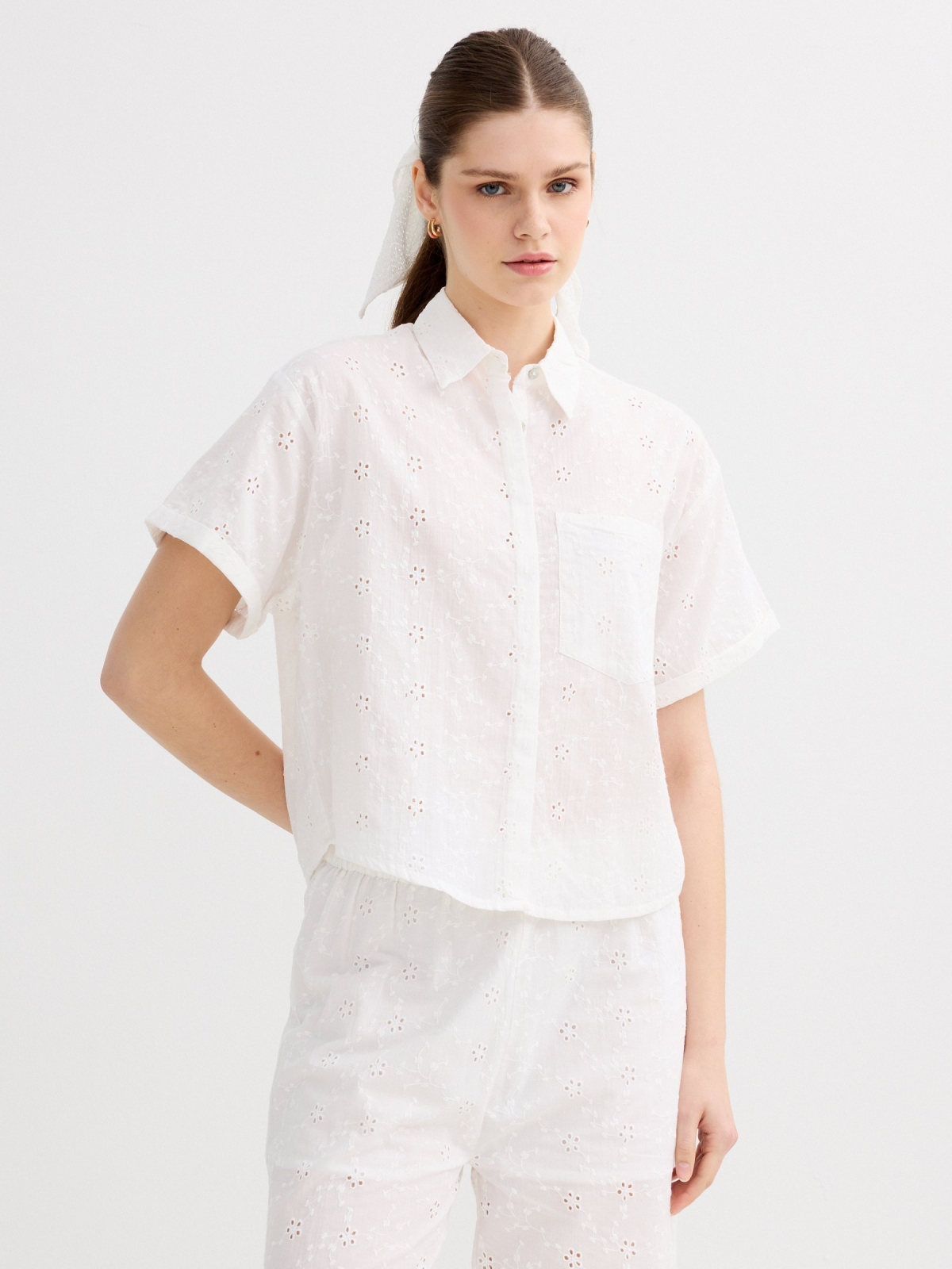 Camisa bordado suizo oversize blanco vista media frontal