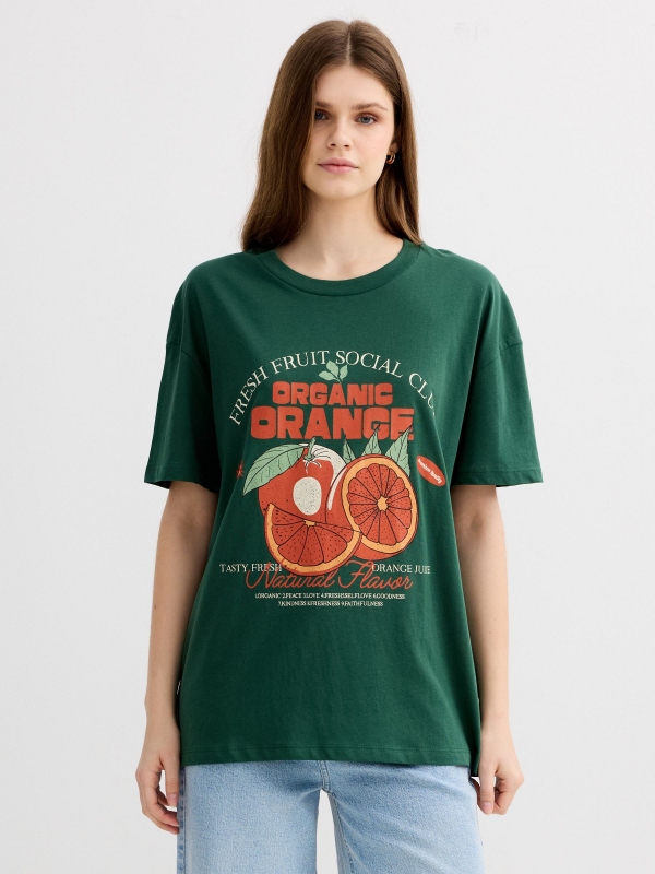 Camiseta oversized laranja verde escuro vista meia frontal