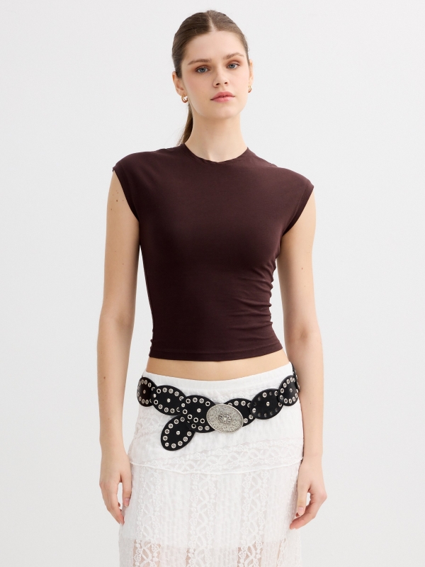 Camiseta básica crop ajustada chocolate vista media frontal