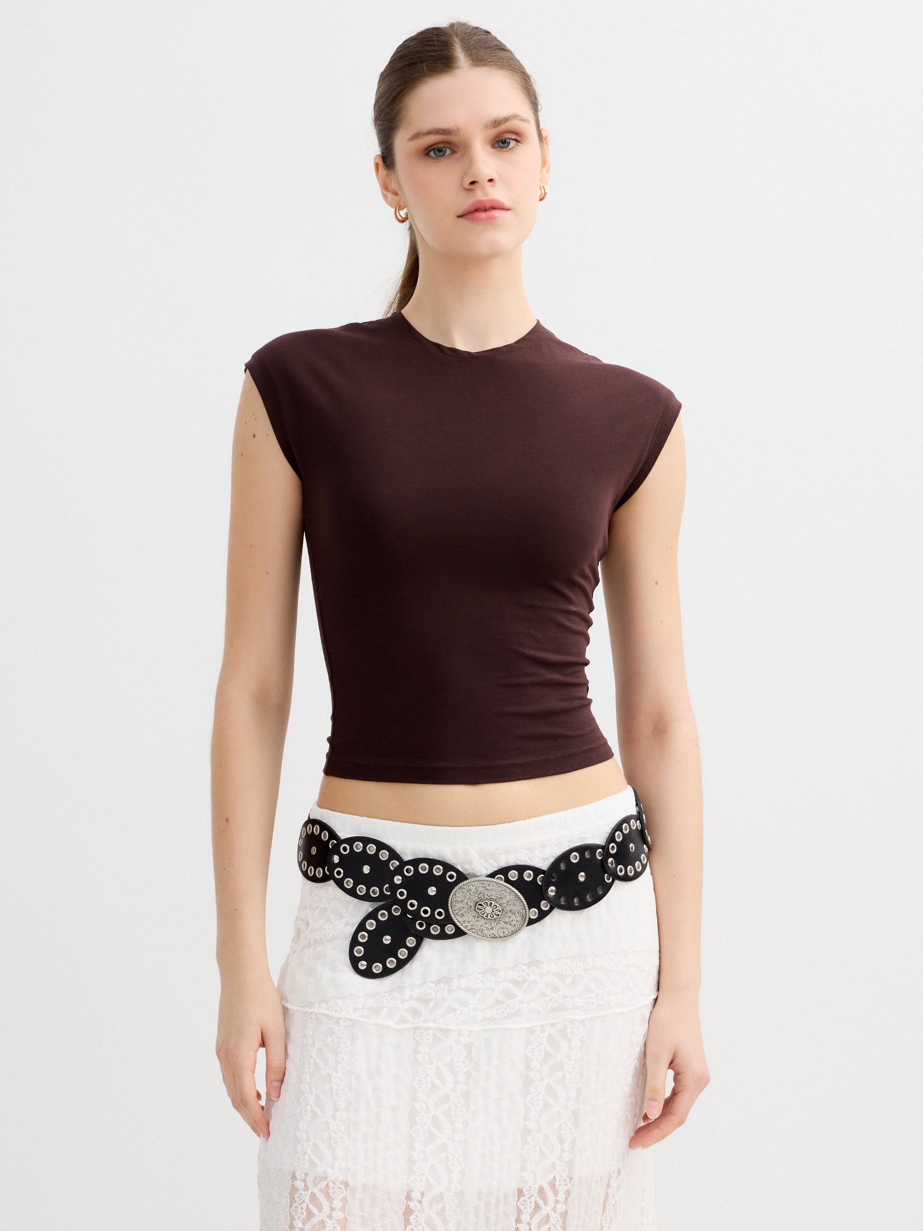 Camiseta básica crop ajustada chocolate vista media frontal