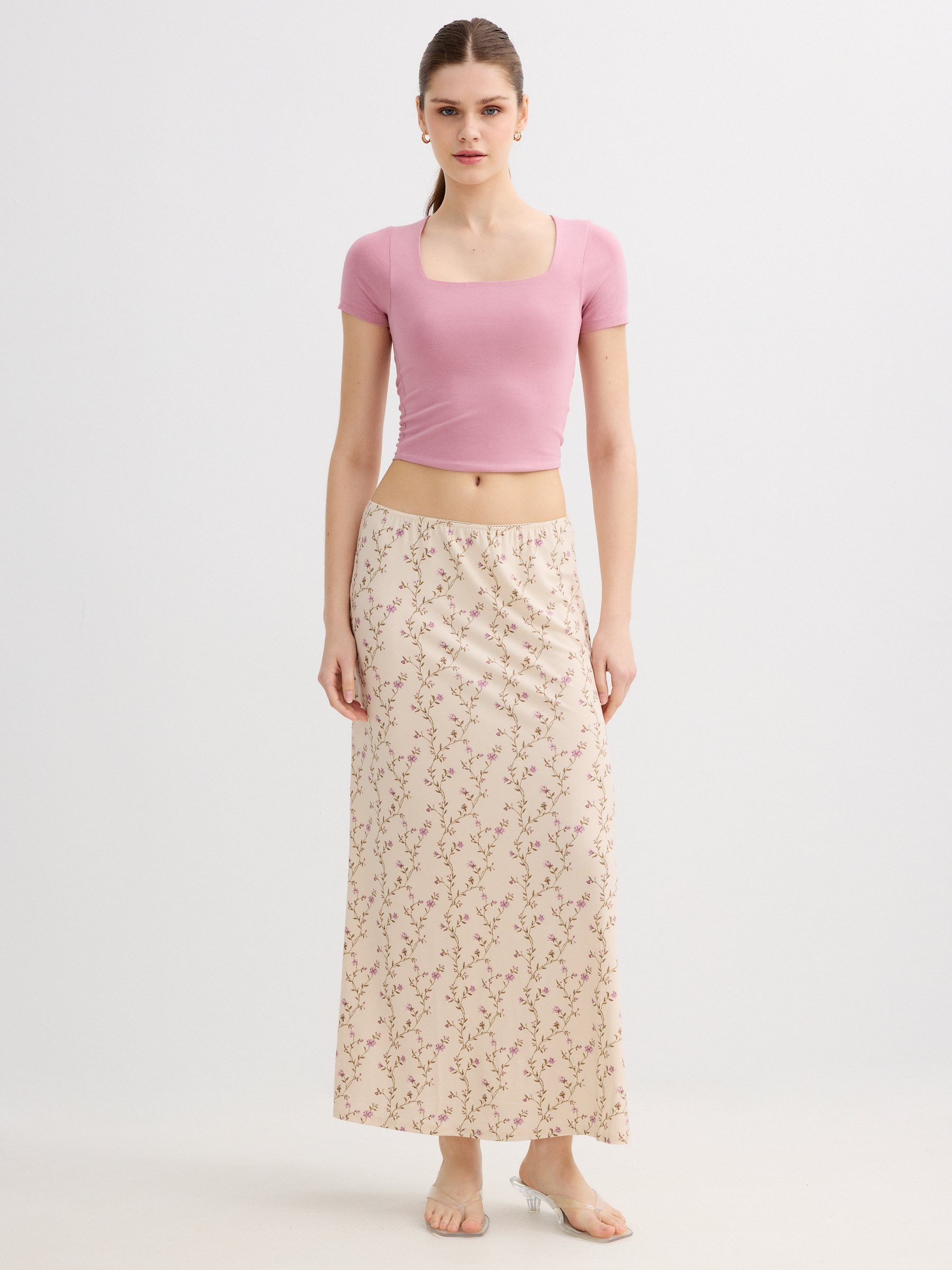 Saia midi floral evasê crua vista meia frontal