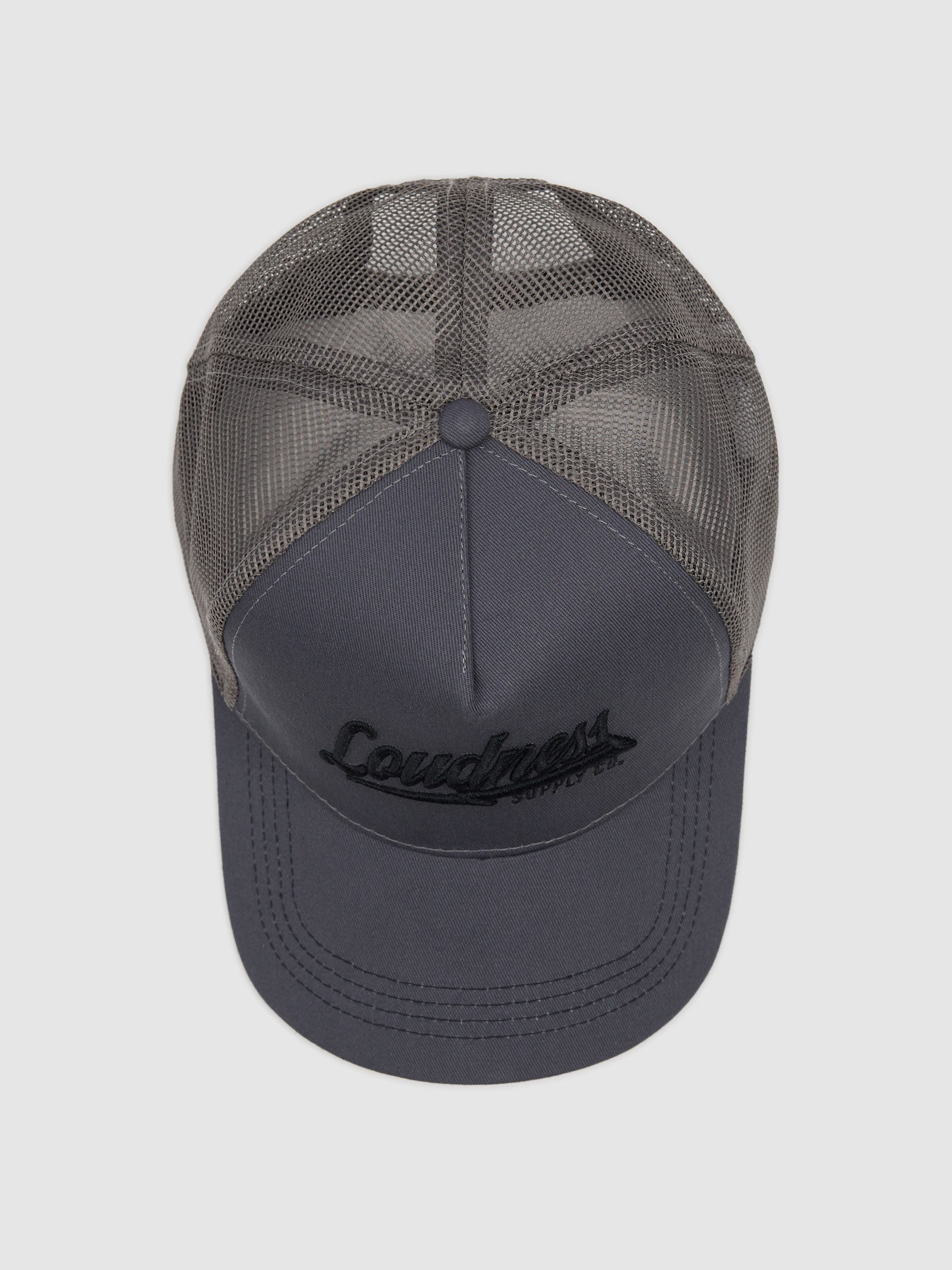 Gorra trucker bordado gris vista lateral frontal 45º