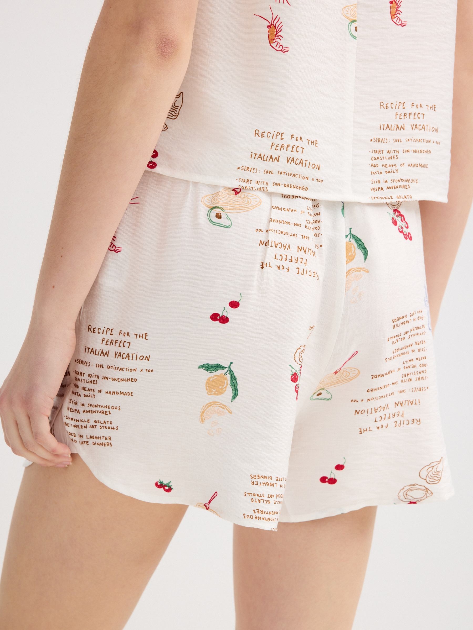 flowy printed Bermuda shorts white middle front view