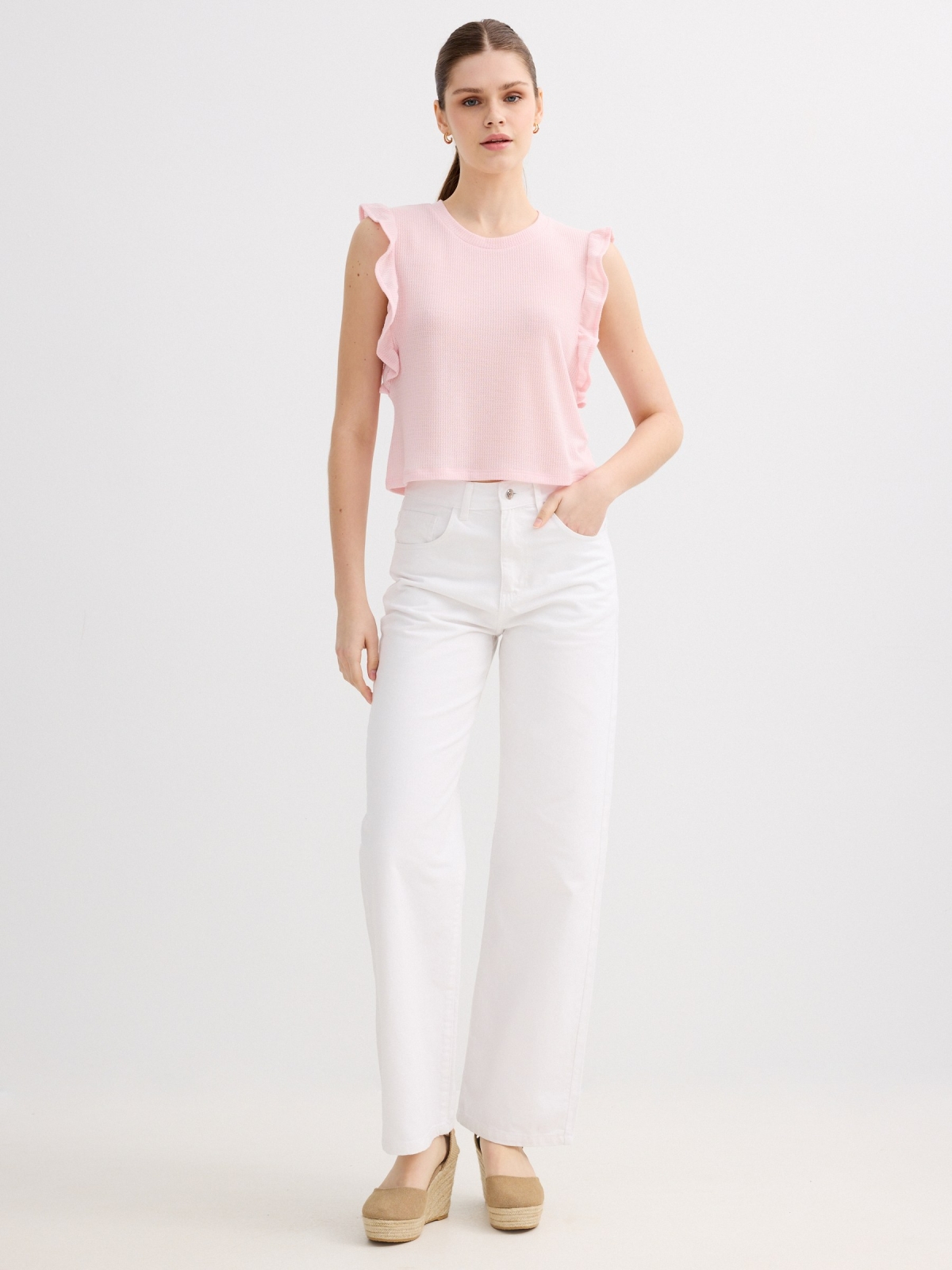 Sleeveless ruffle T-shirt light pink front view