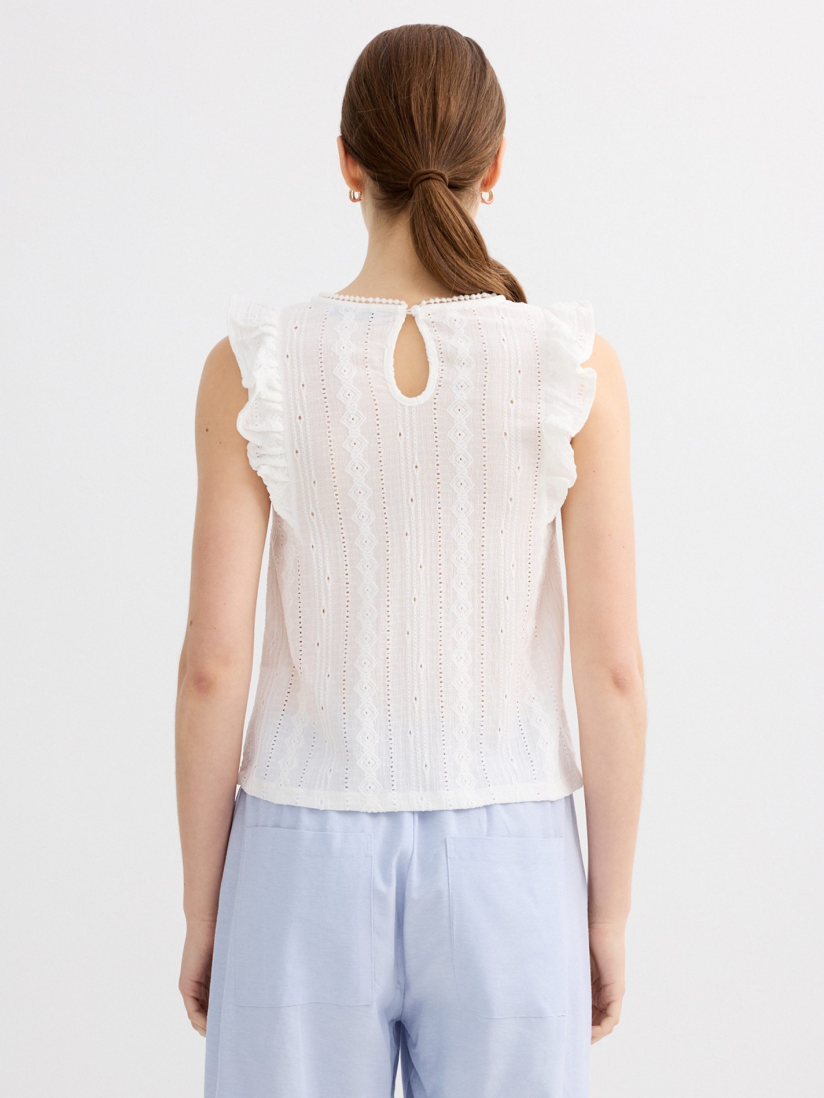 Camiseta regata com babados textura branco vista meia traseira