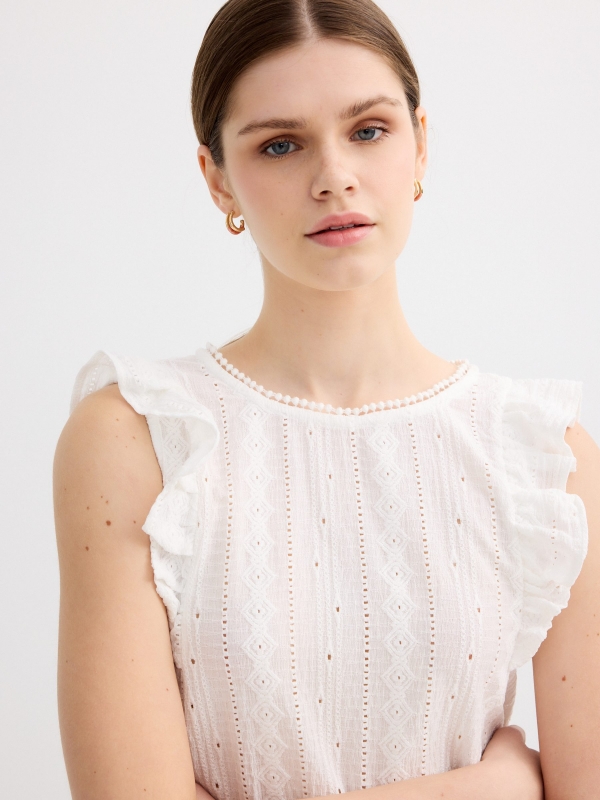 Sleeveless ruffled textured shirt white detail view