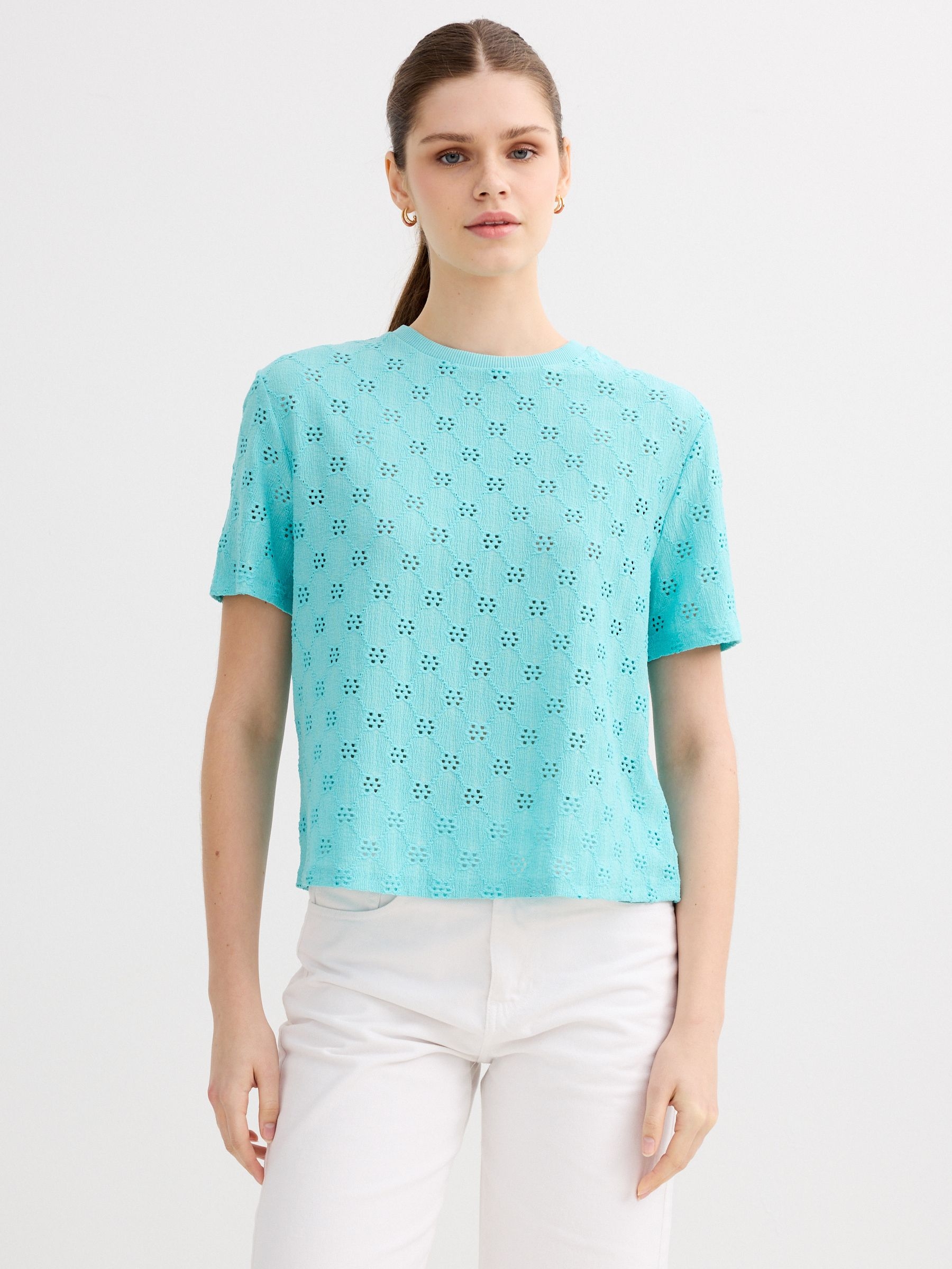 Camiseta calada bordado suizo azul claro vista media frontal