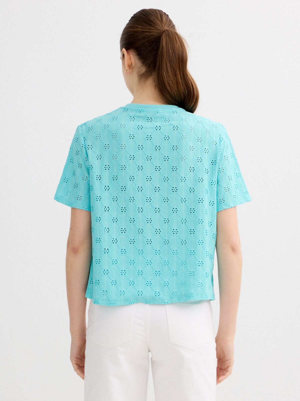 Camiseta calada bordado suíço azul claro vista meia traseira