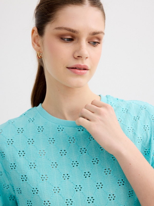 Camiseta calada bordado suíço azul claro vista detalhe