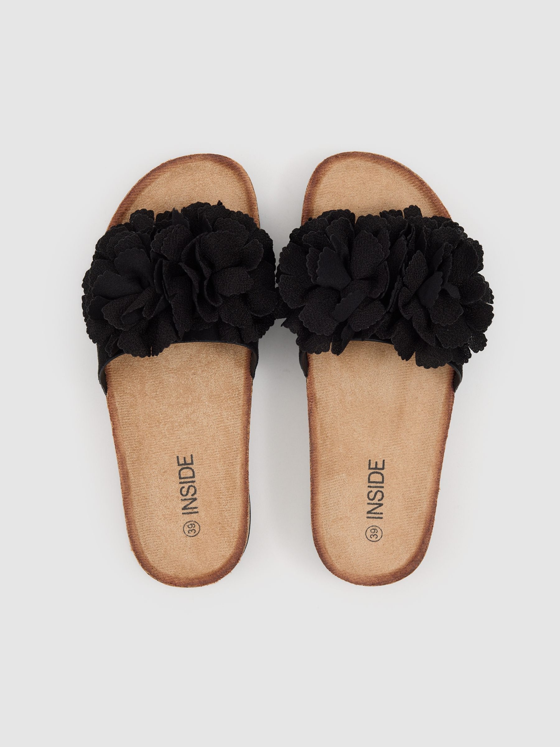 Sandália bio com pompom preto