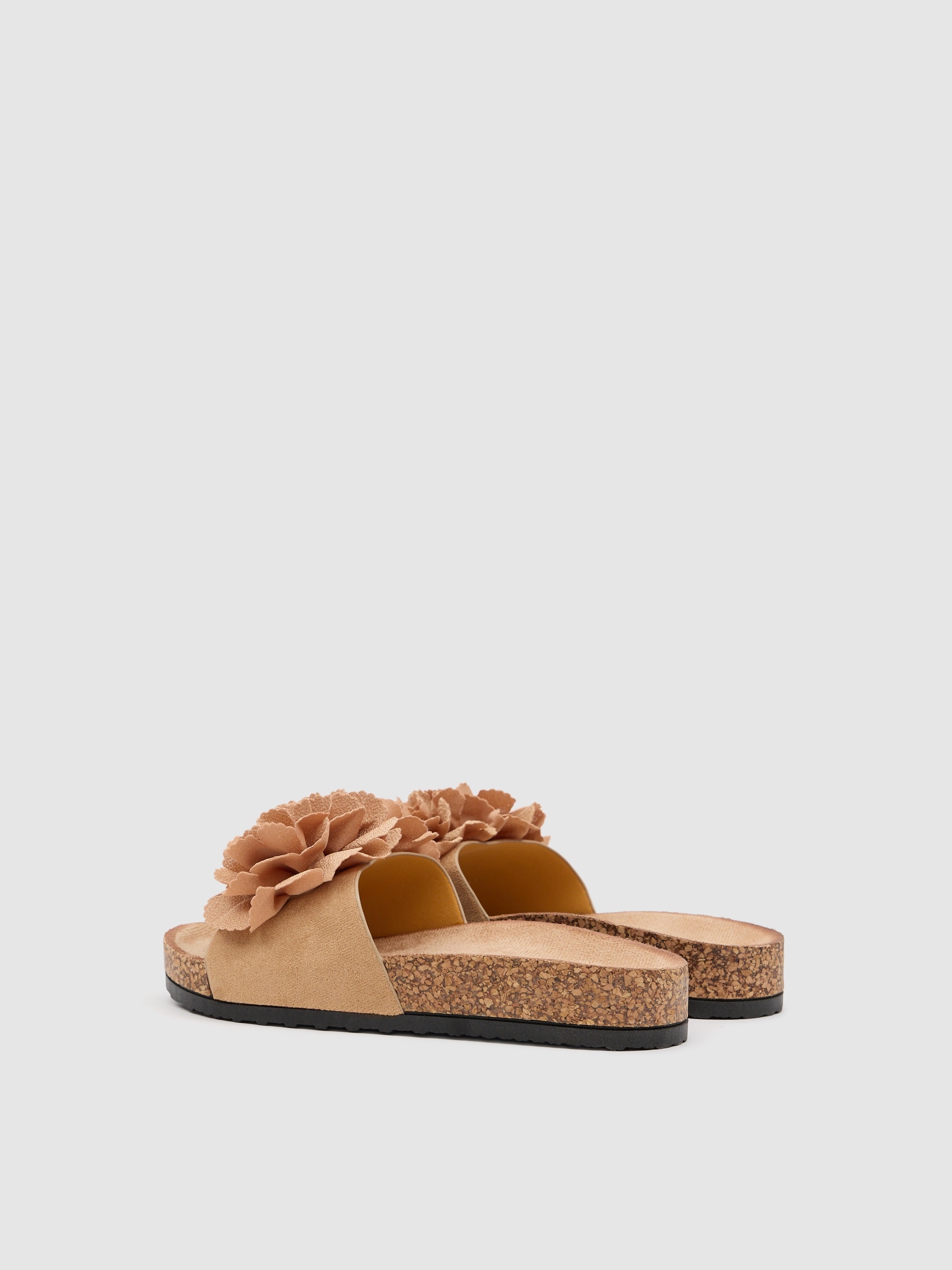 Sandalia bio con pompon marrón