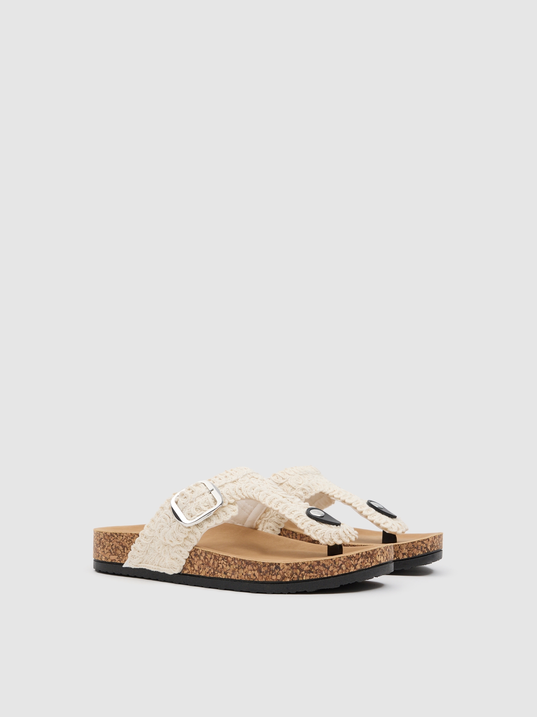 Sandália crochê fivela off white