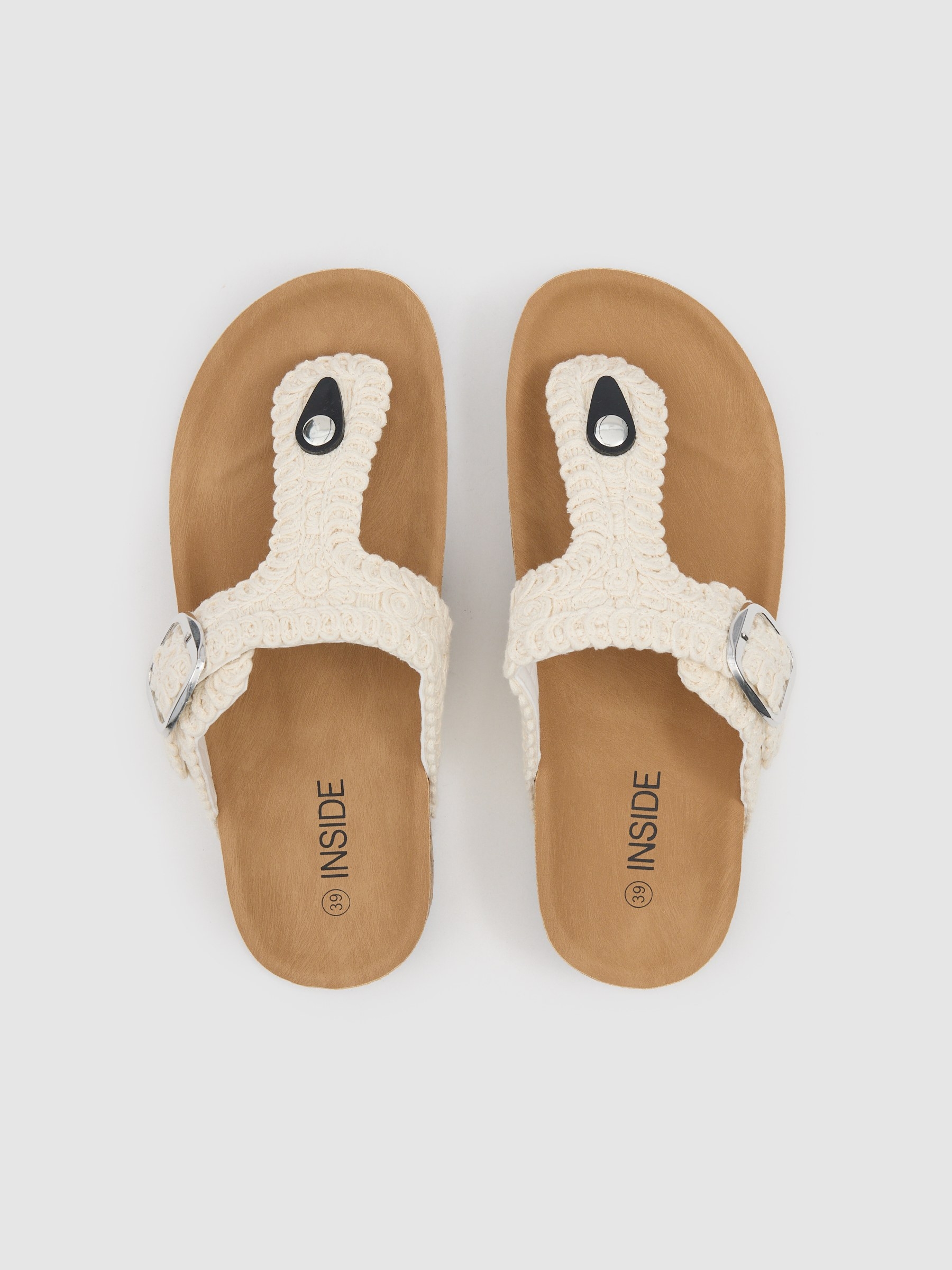 Sandália crochê fivela off white