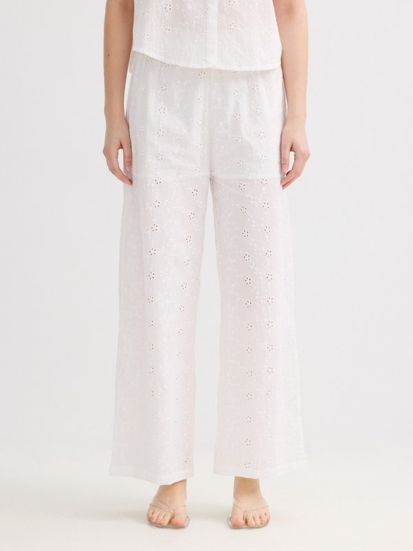 Calça bordada suíça wide leg branco vista meia frontal