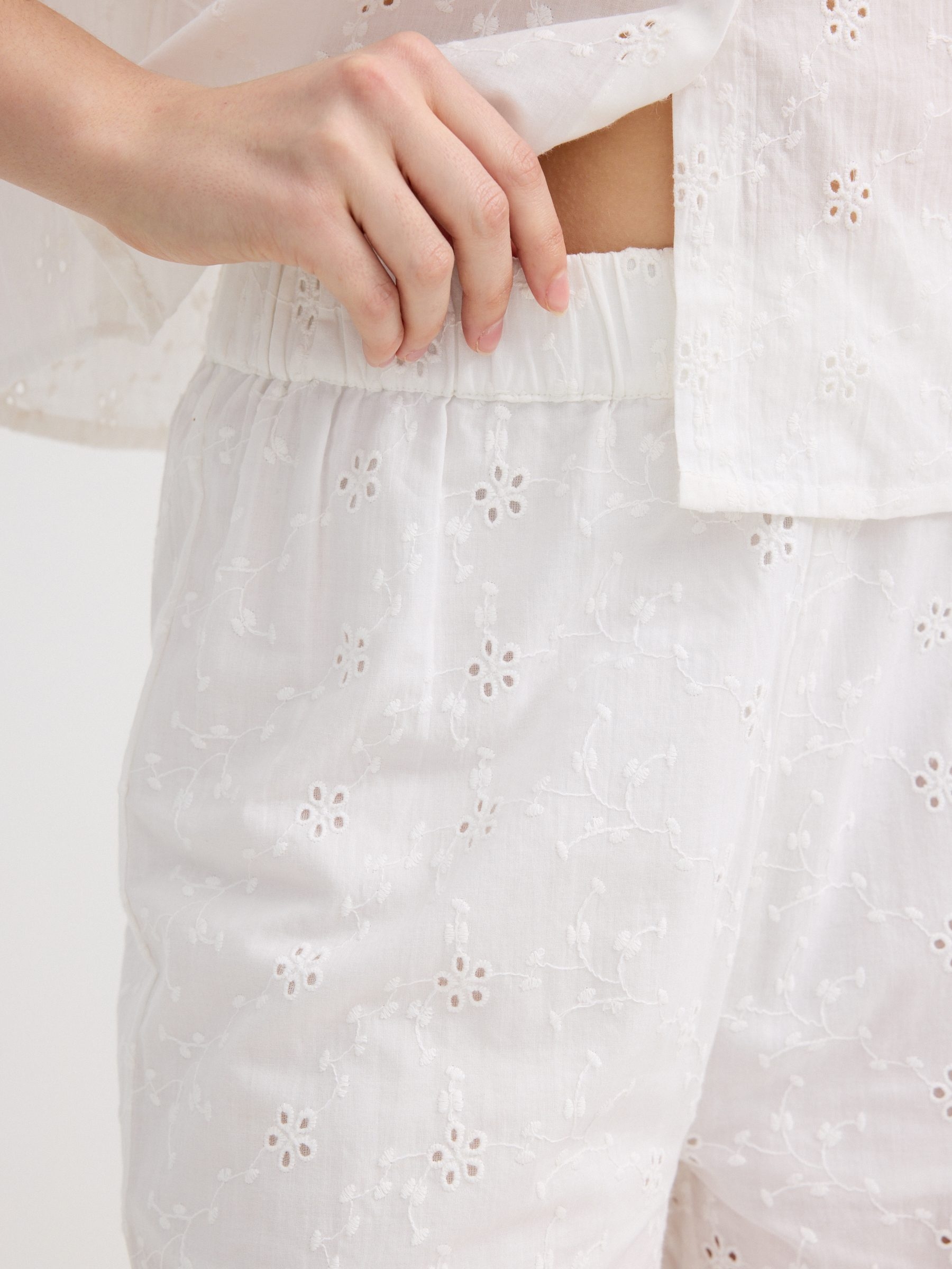 Calça bordada suíça wide leg branco vista geral frontal