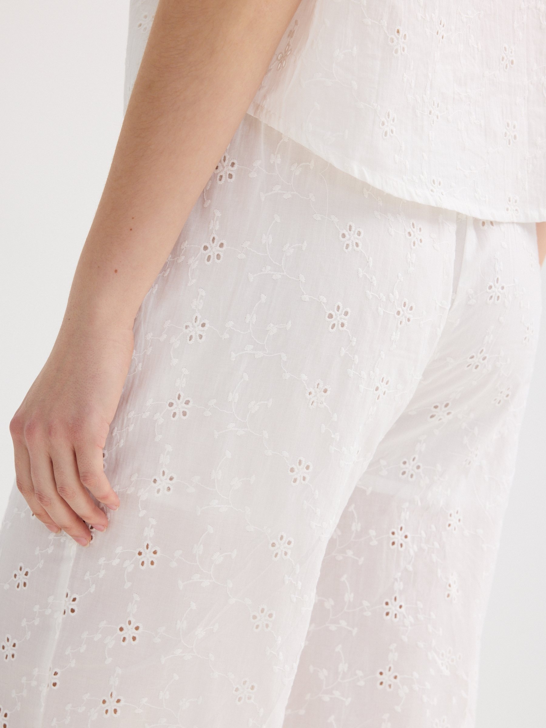 Pantalón bordado suizo wide leg blanco vista general frontal