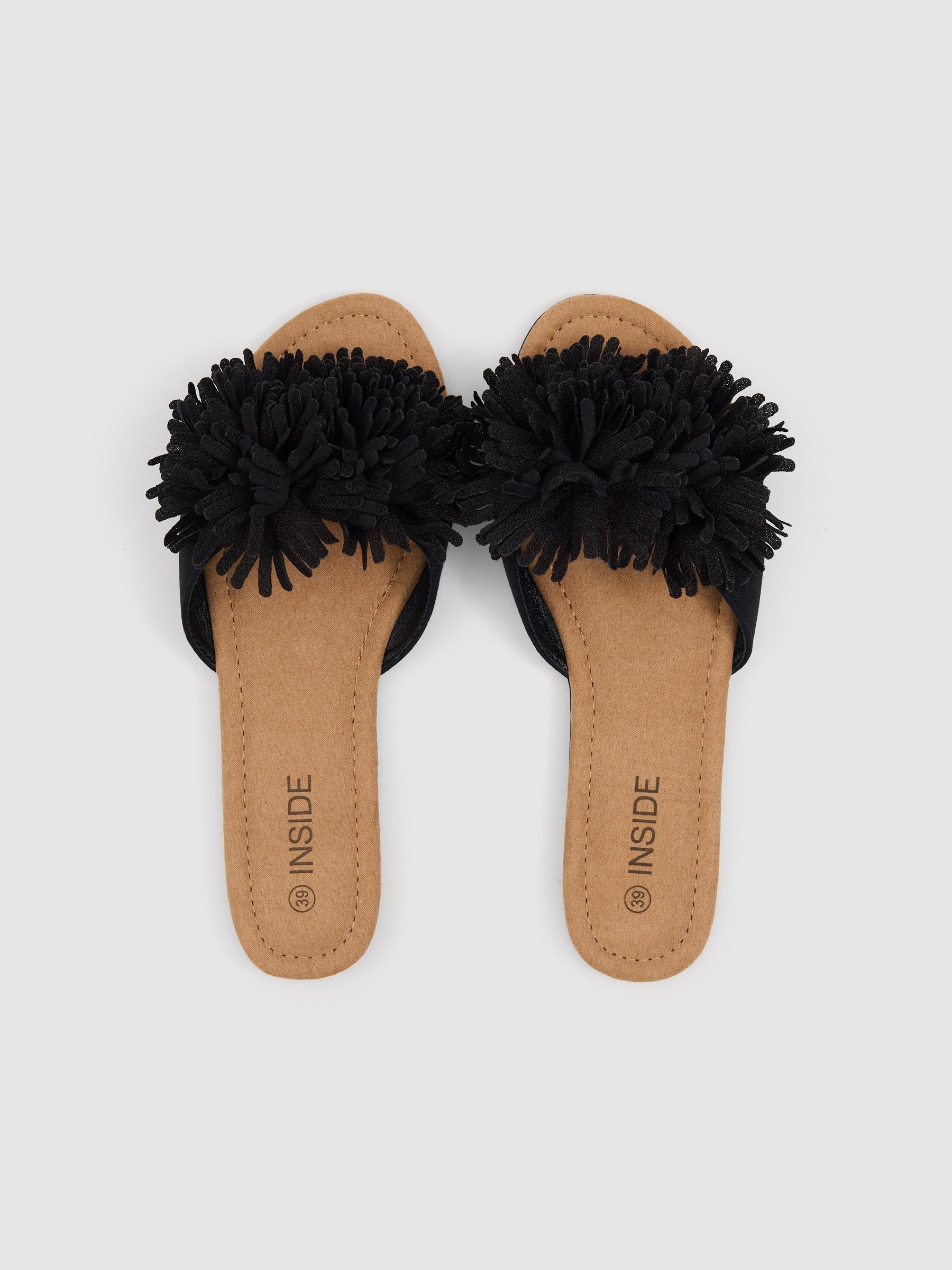 Sandalia pala pompón negro