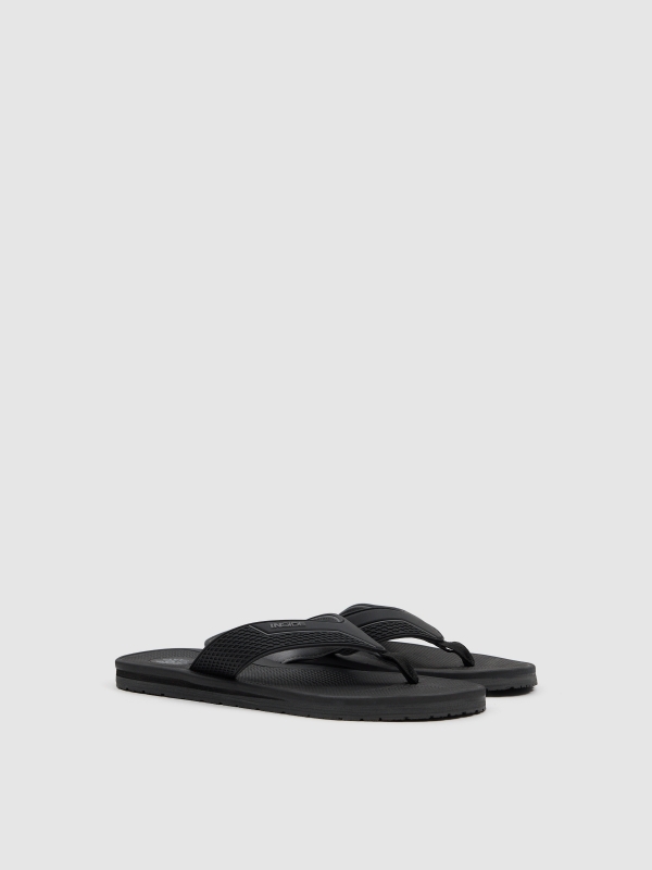 flip-flop with toe post and mesh black 45º front view