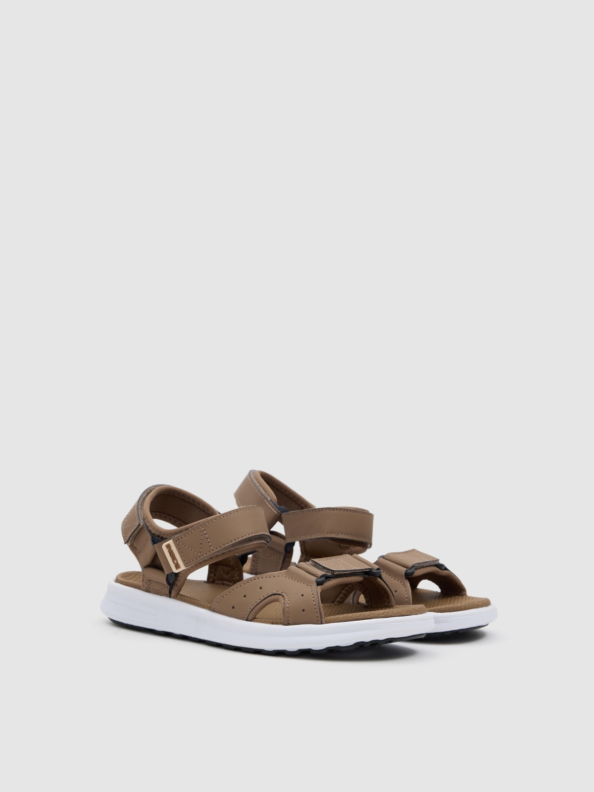 Sandalia sport cangrejera velcros beige vista frontal 45º