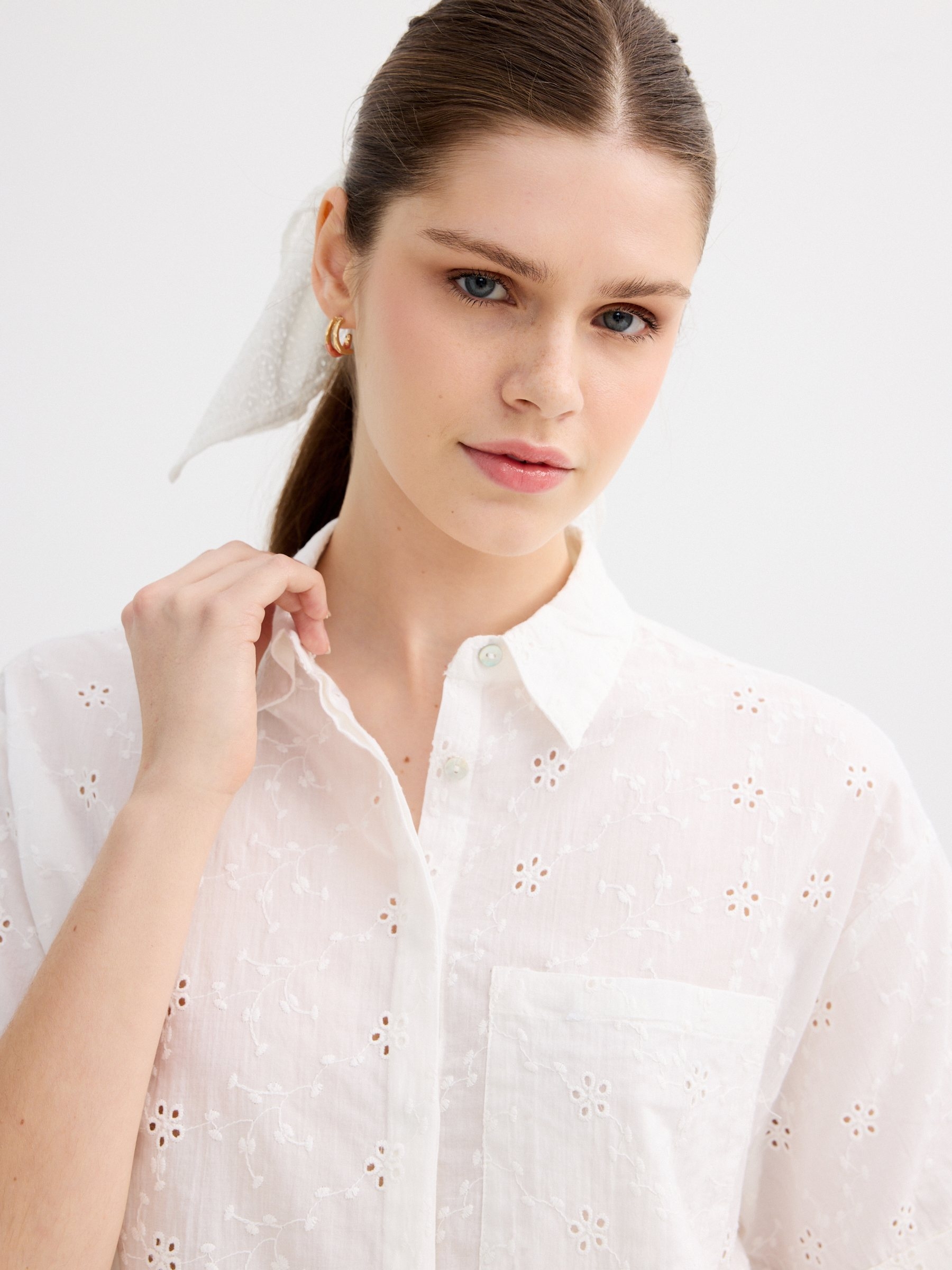 Camisa bordado suizo oversize blanco vista media frontal