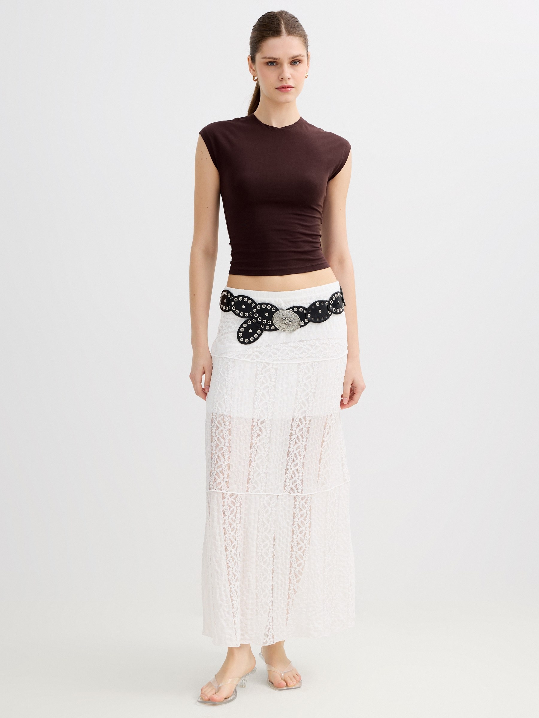 Camiseta básica cropped ajustada chocolate vista meia frontal