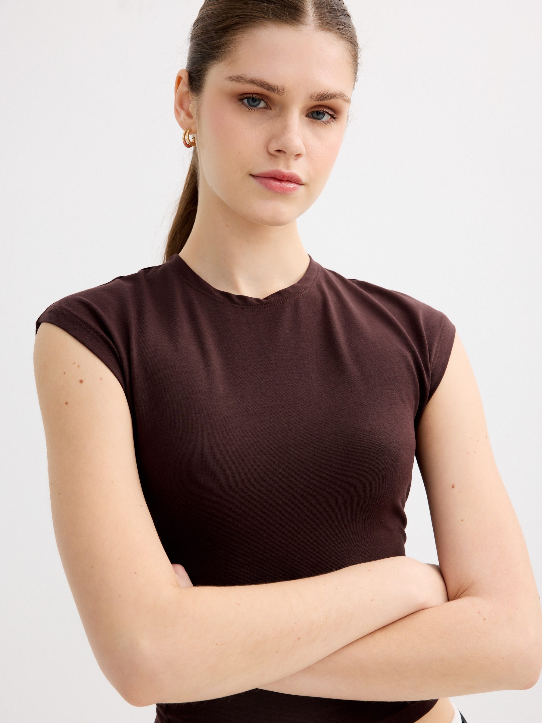 Fitted basic crop top shirt chocolate middle front view