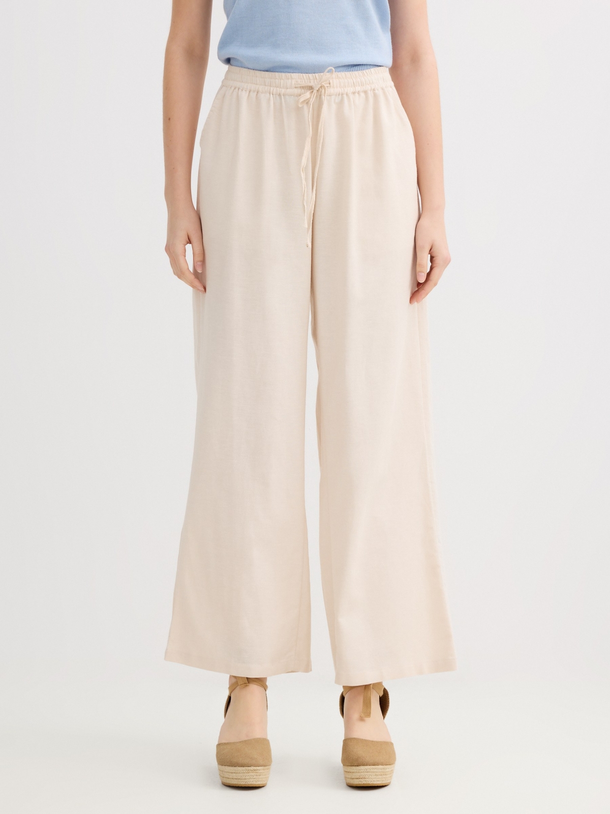 Pantalón lino fluido tiro alto beige vista media frontal