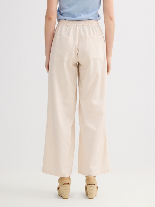 Pantalón lino fluido tiro alto beige vista media trasera