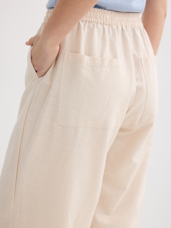 Pantalón lino fluido tiro alto beige vista detalle