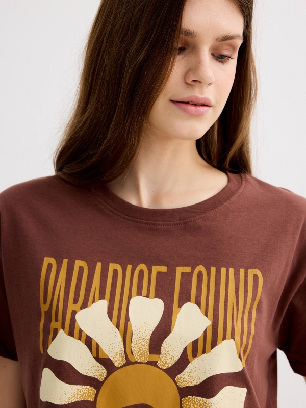 Camiseta Paradise algodão chocolate vista detalhe