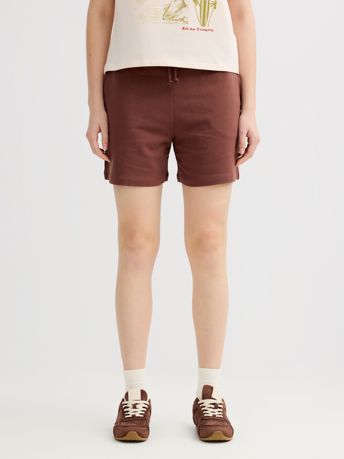 Bermudas de felpa de cintura alta chocolate vista meia traseira