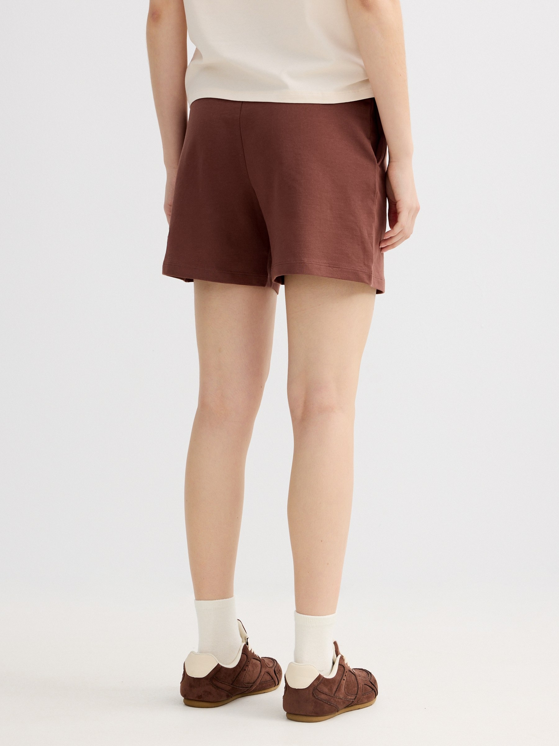 Bermudas de felpa tiro alto chocolate vista media frontal