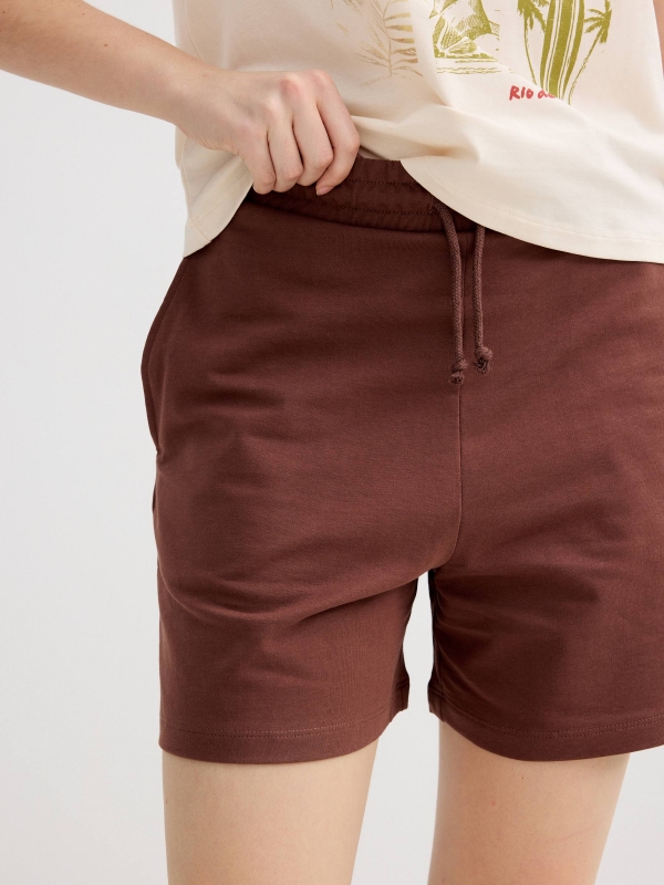 Bermudas de felpa tiro alto chocolate vista detalle
