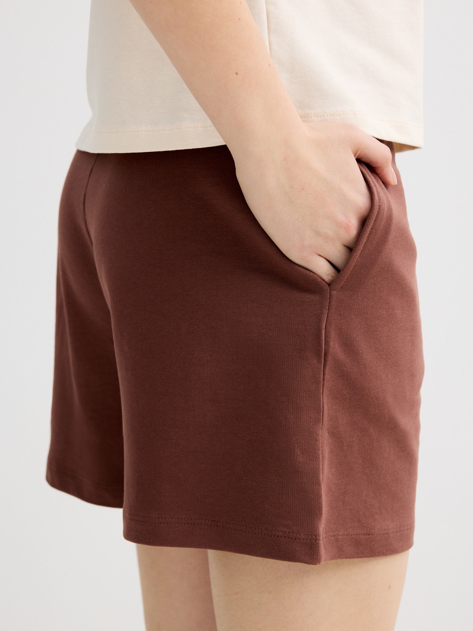 High-waisted fleece Bermuda shorts chocolate middle front view