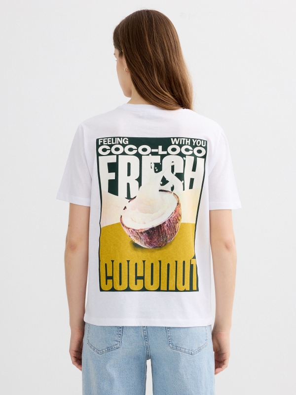 Camiseta oversized feeling branco vista meia traseira