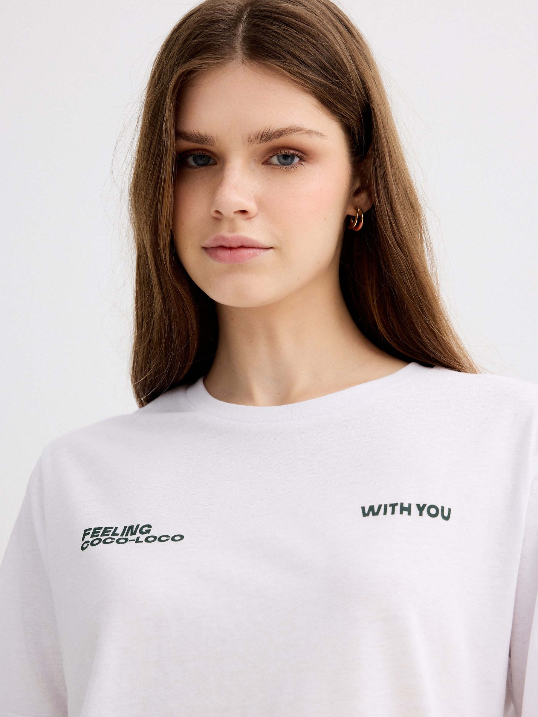 Camiseta oversized feeling branco vista meia frontal