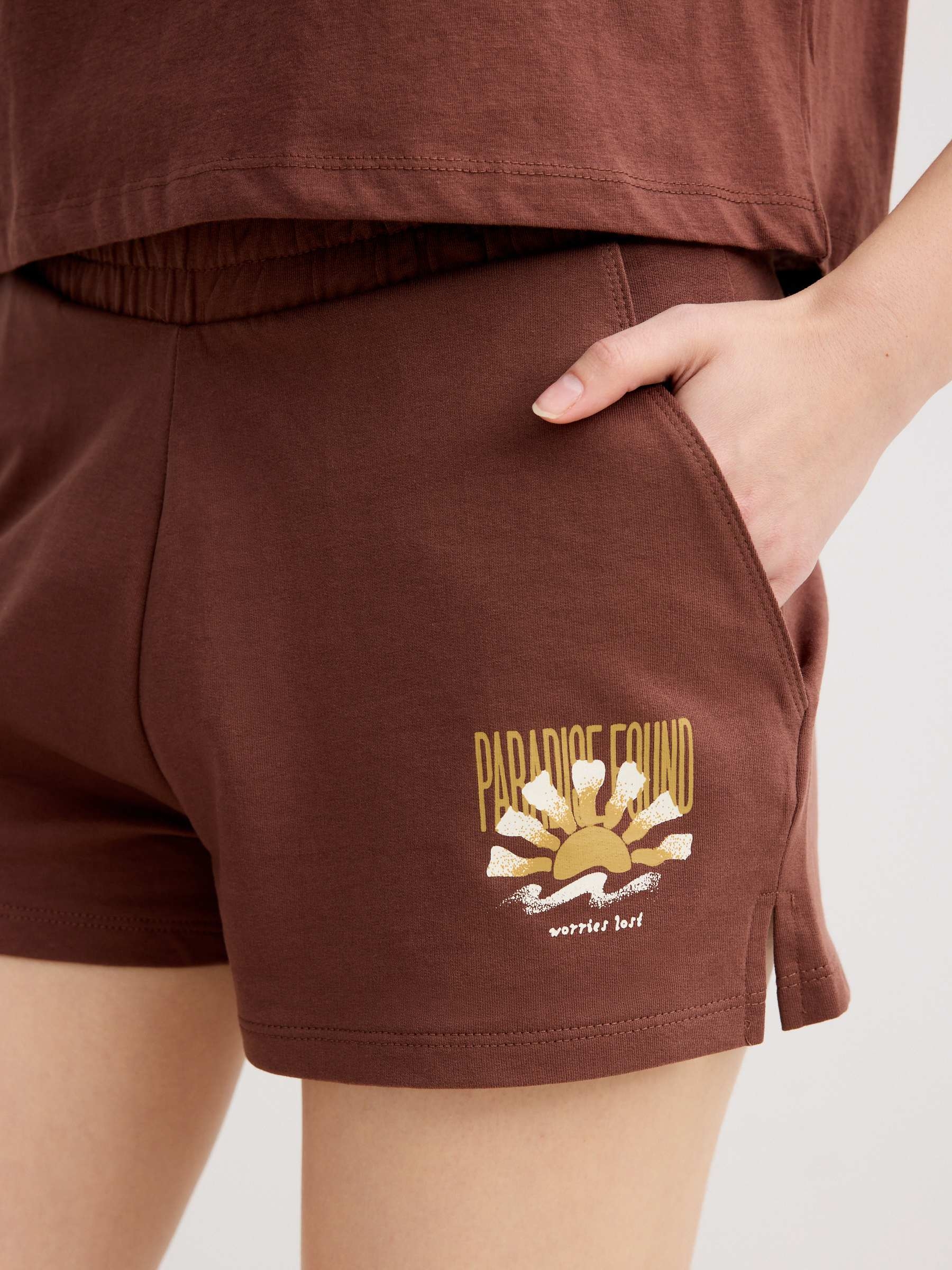 Paradise fleece shorts chocolate middle front view
