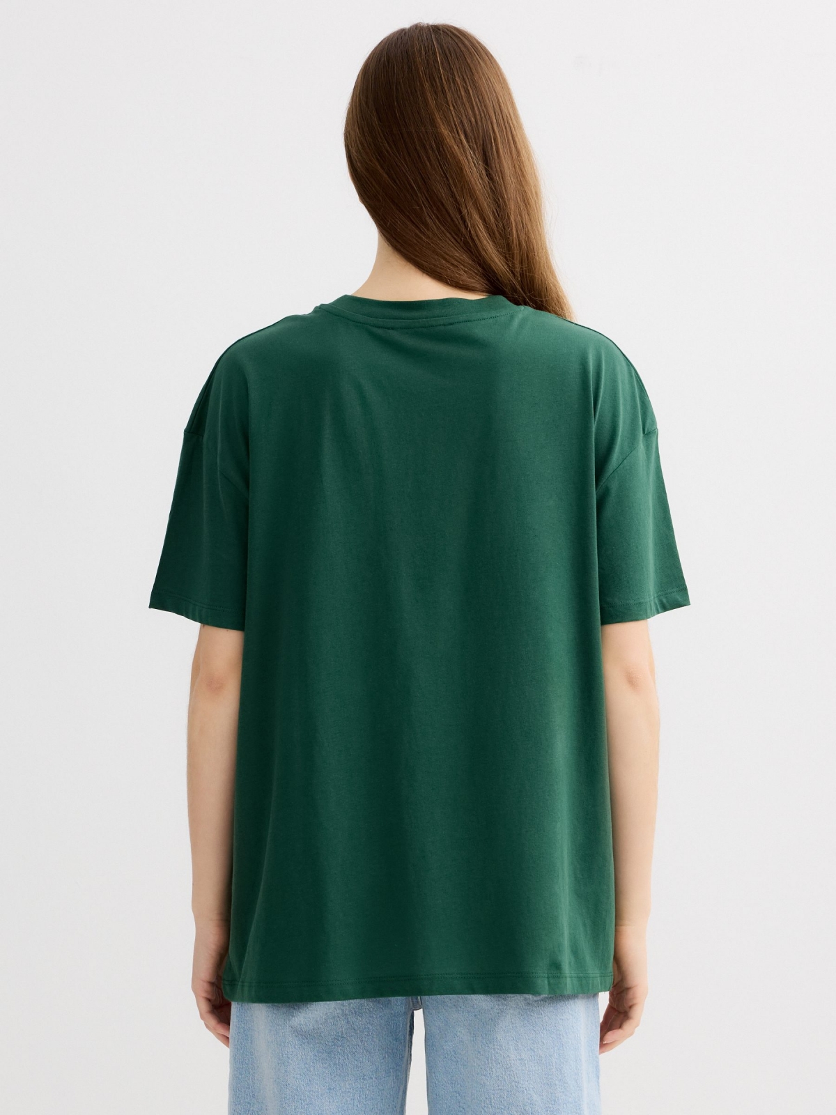Camiseta oversized laranja verde escuro vista meia traseira