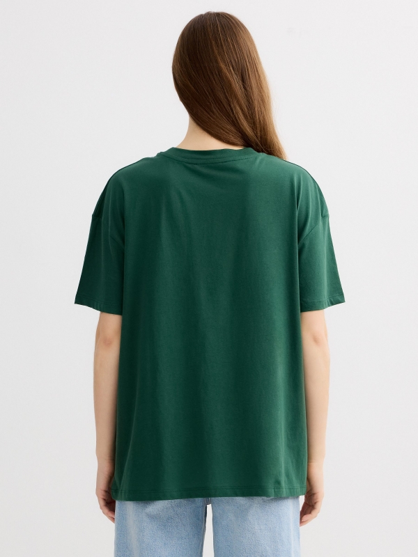 Camiseta oversized laranja verde escuro vista meia traseira