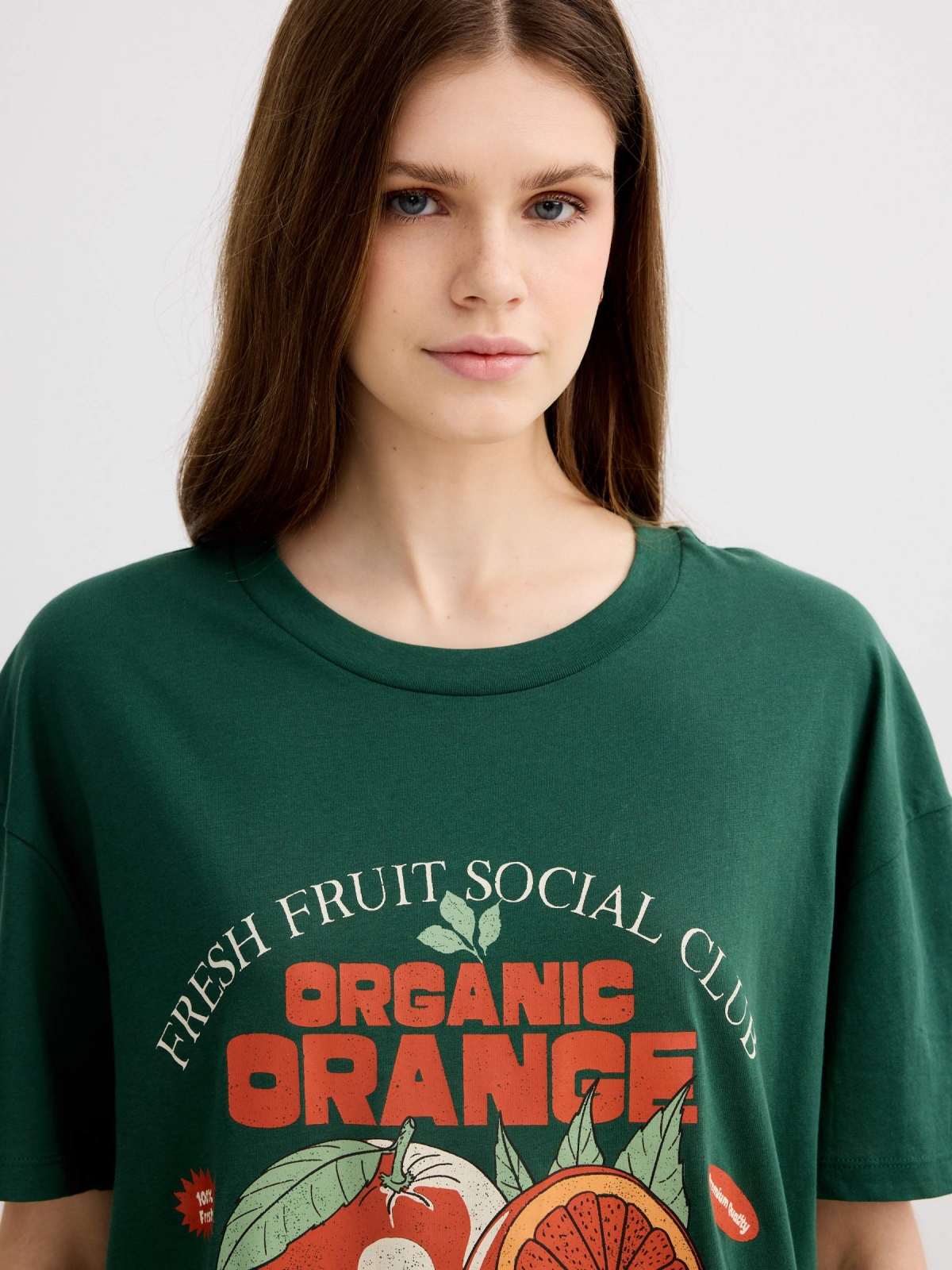 Camiseta oversized laranja verde escuro vista detalhe