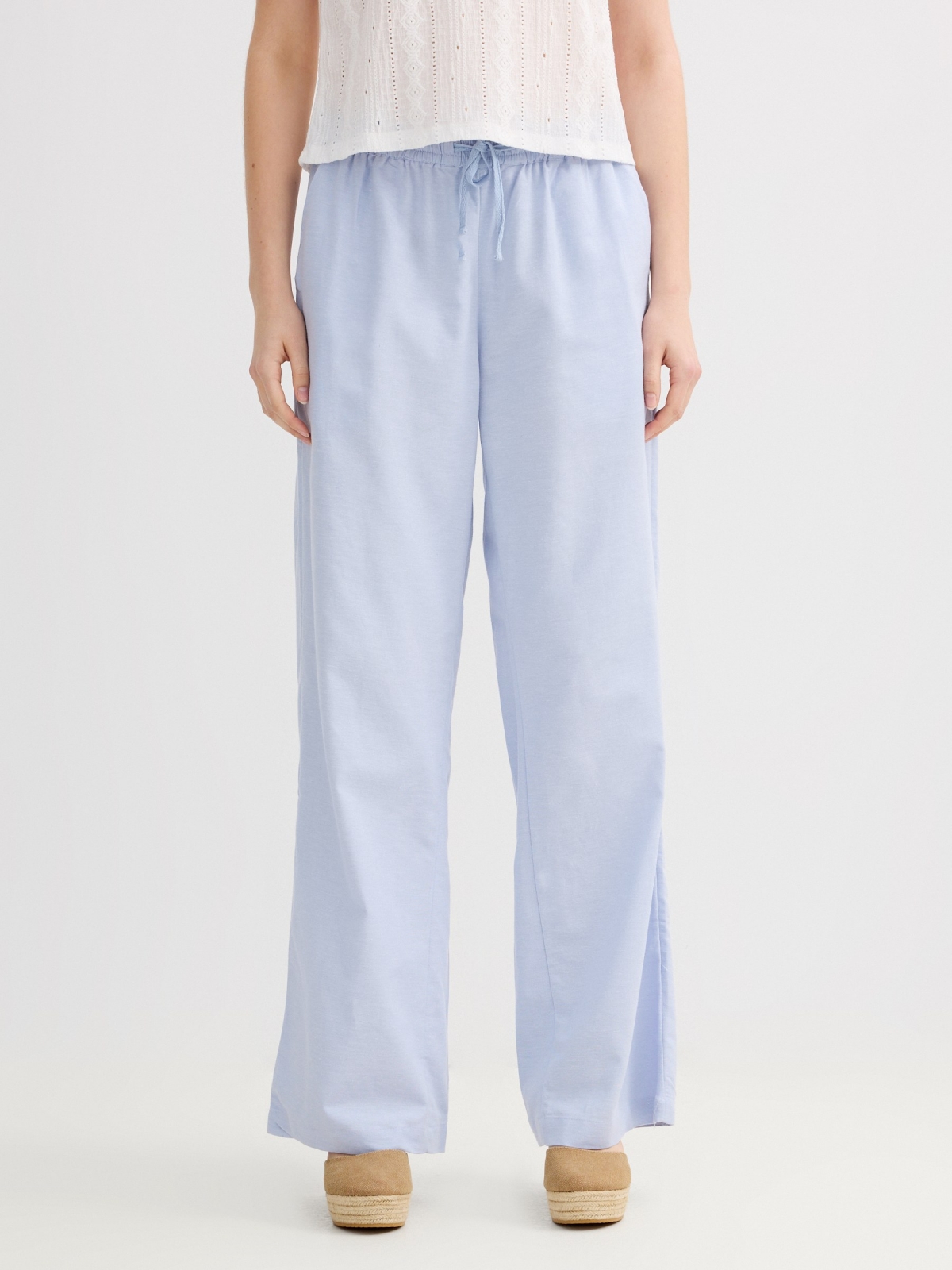 Calça de linho fluida de cintura alta azul claro vista meia frontal