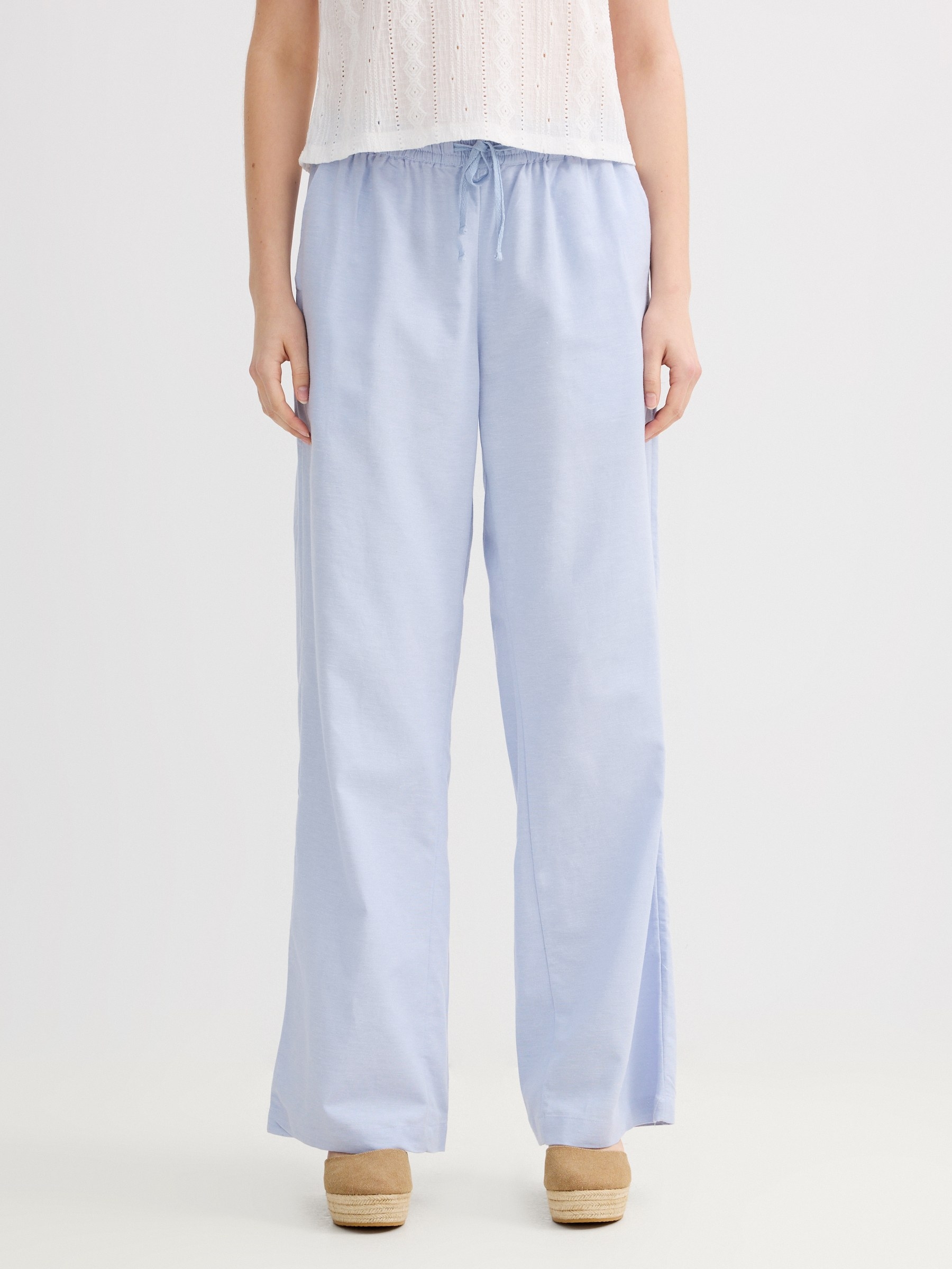 Fluid high-waisted linen pants light blue front view