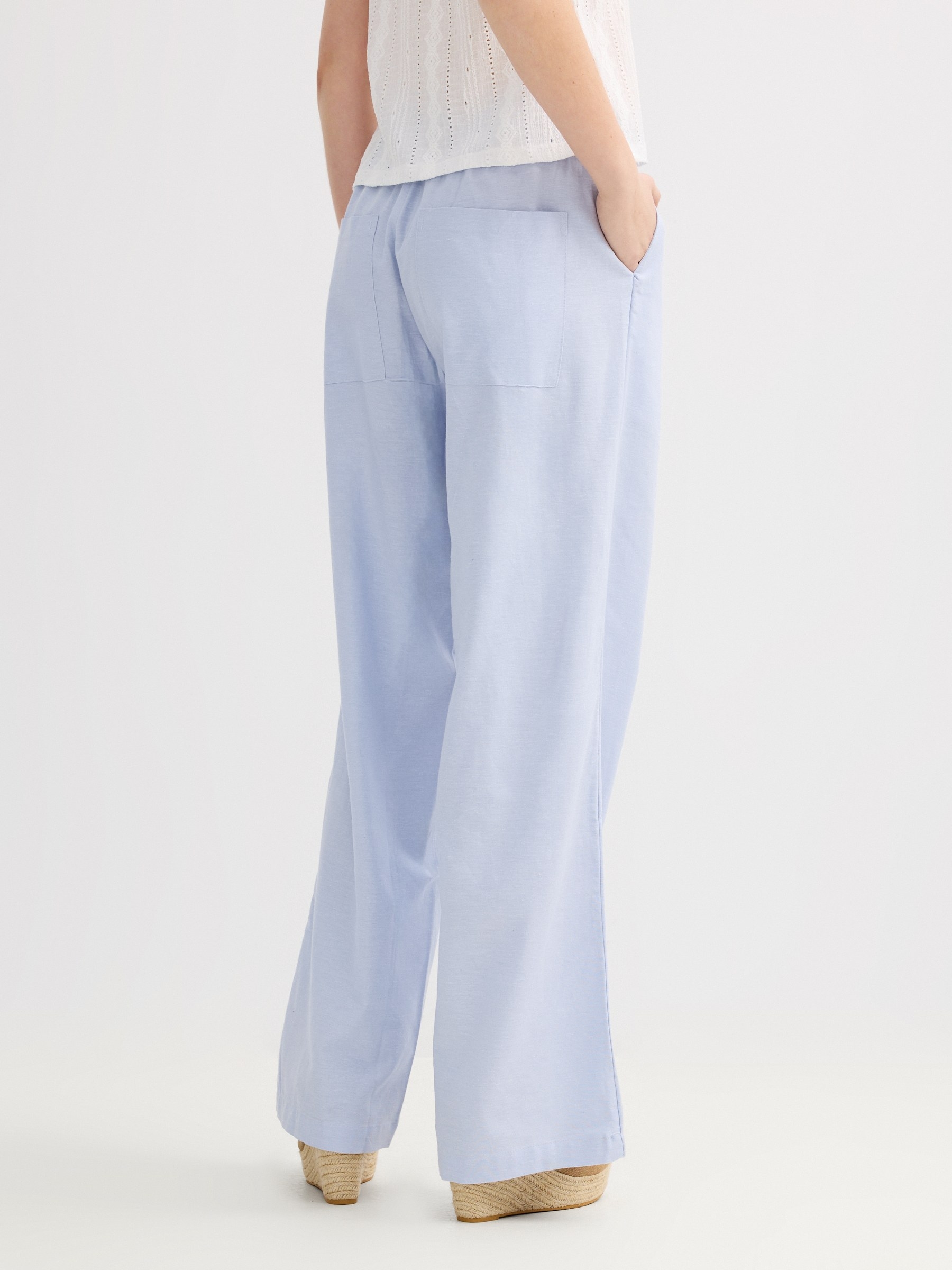 Pantalón lino fluido tiro alto azul claro vista general frontal