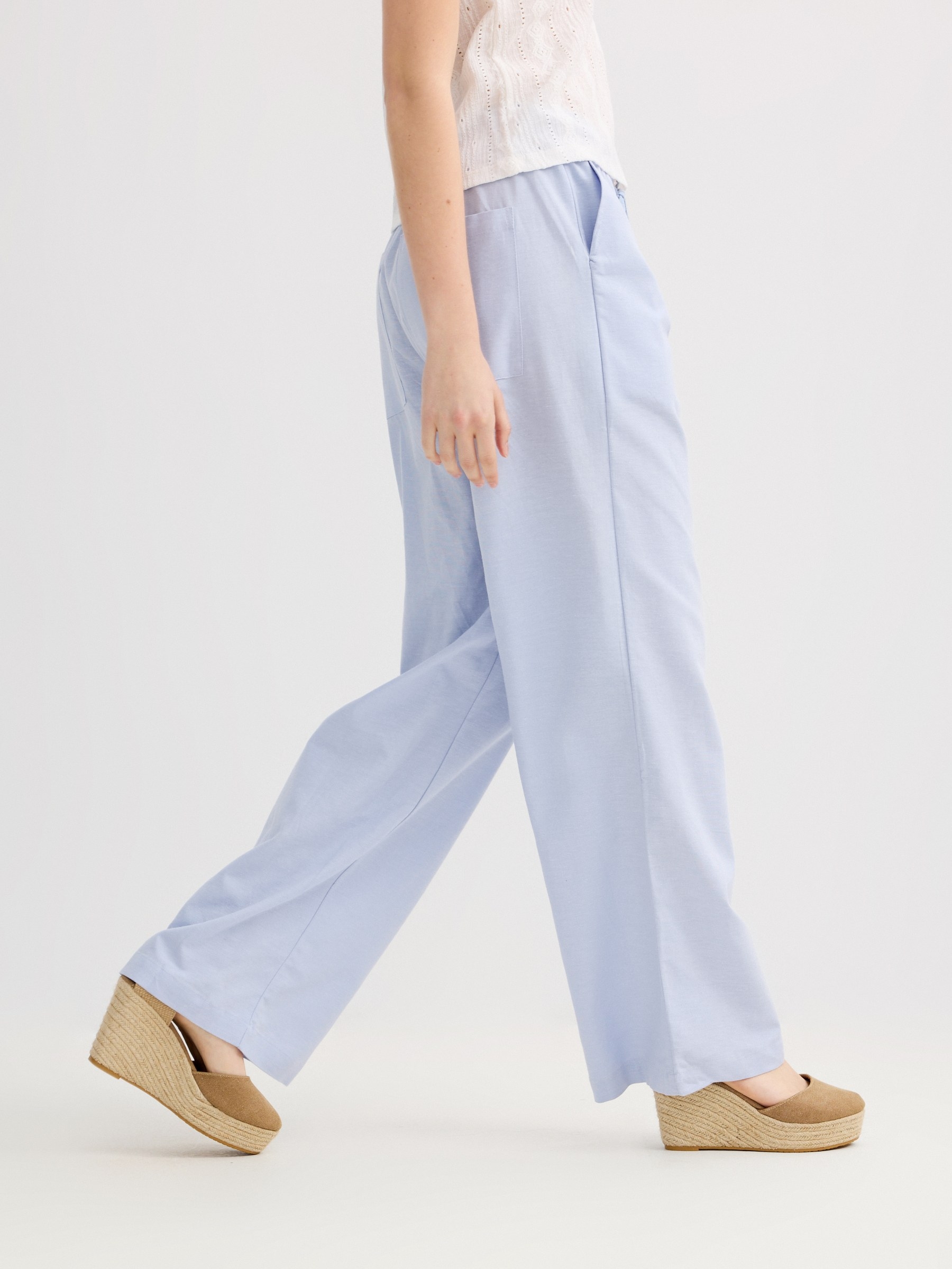 Calça de linho fluida de cintura alta azul claro vista geral frontal