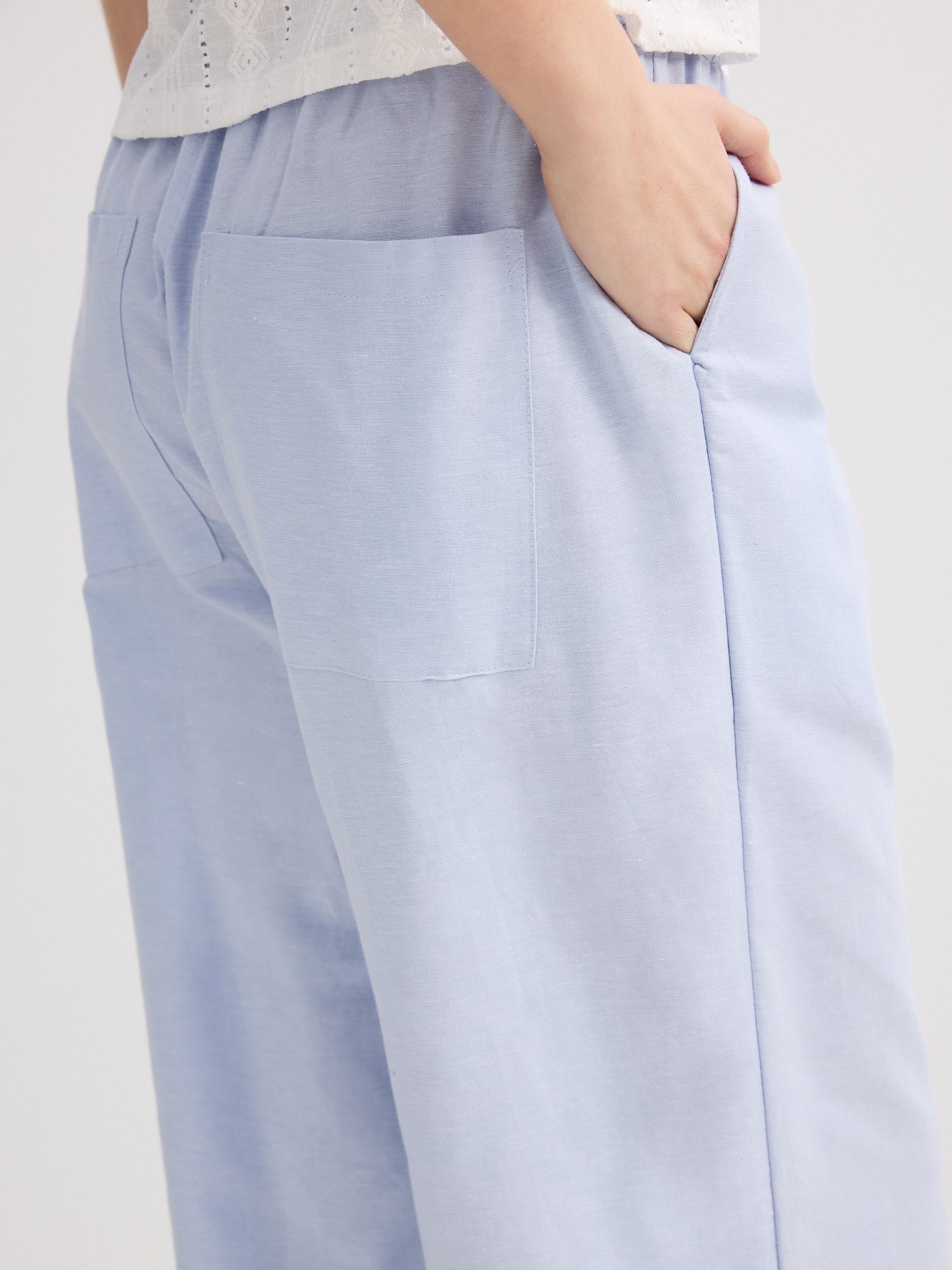 Fluid high-waisted linen pants light blue front view