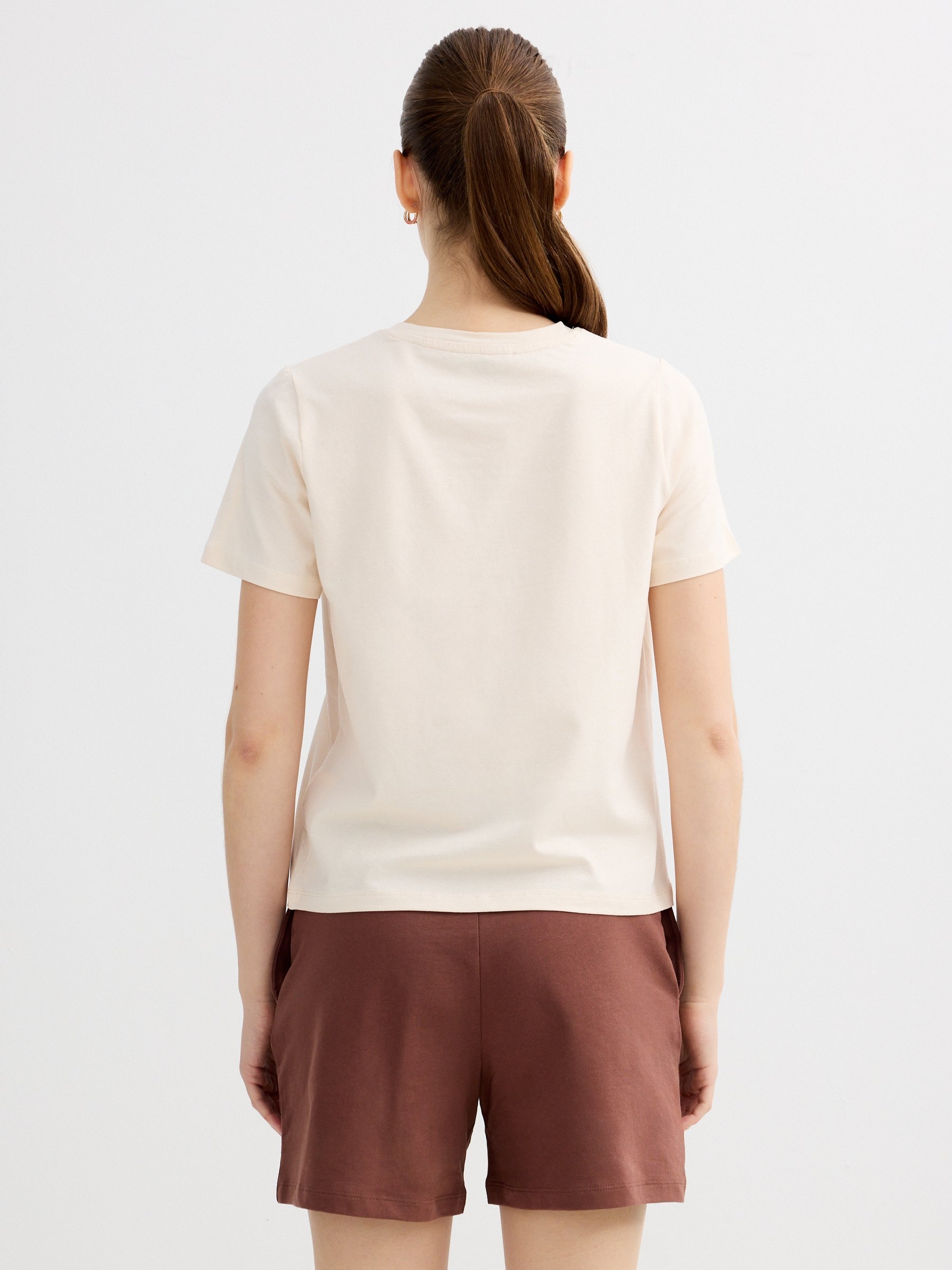 Camiseta estampada tropical off white vista meia frontal